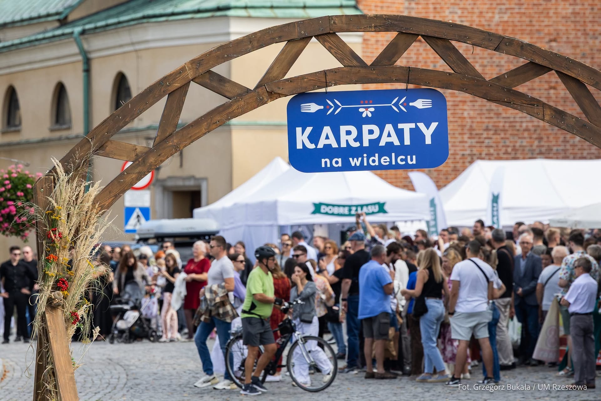 brama Karpaty na Widelcu na pl. Farnym