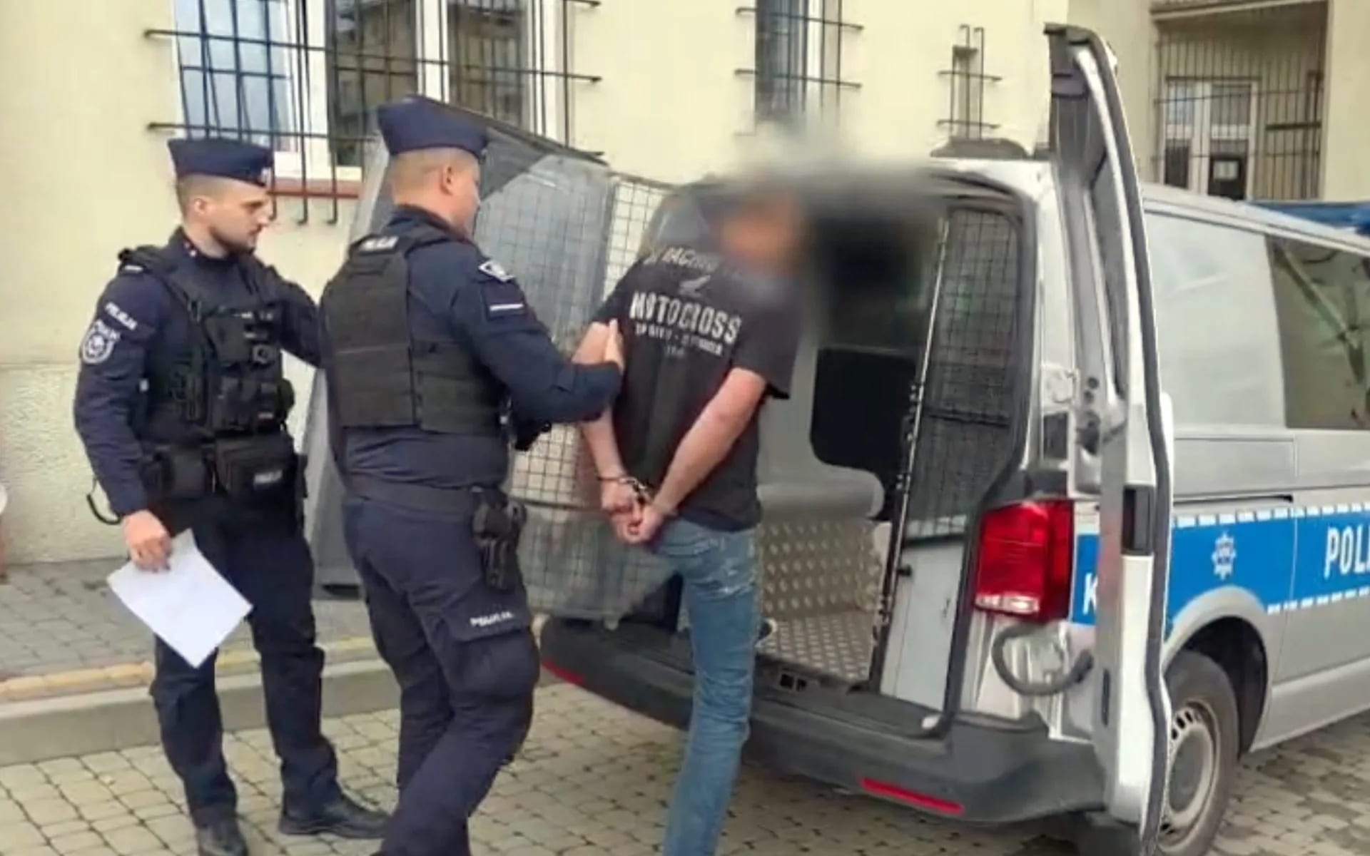Policjanci aresztują agresywnego mężczyznę