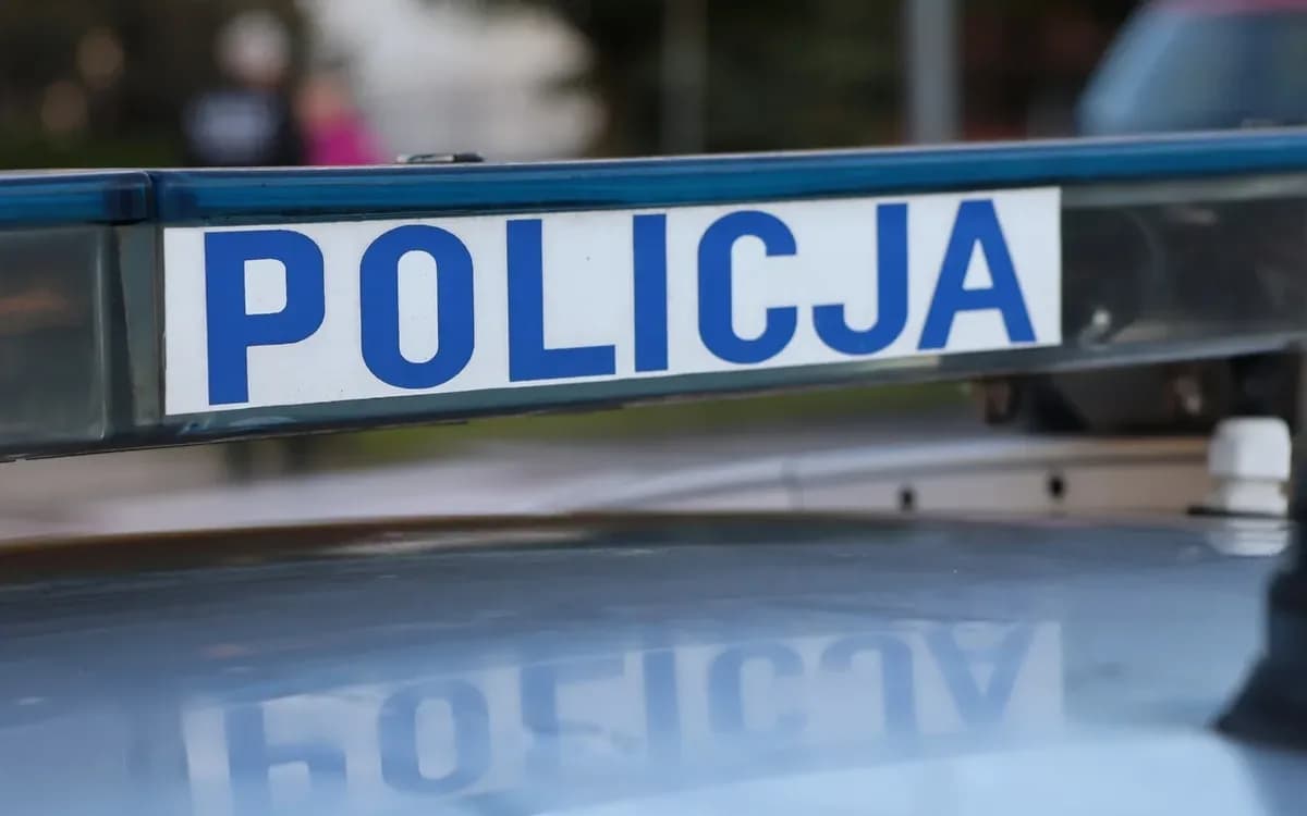 Napis policja na radiowozie