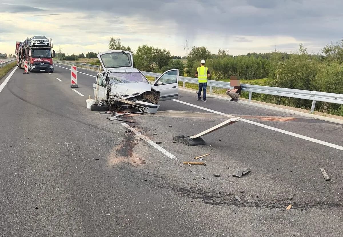 Samochód po wypadku na s19