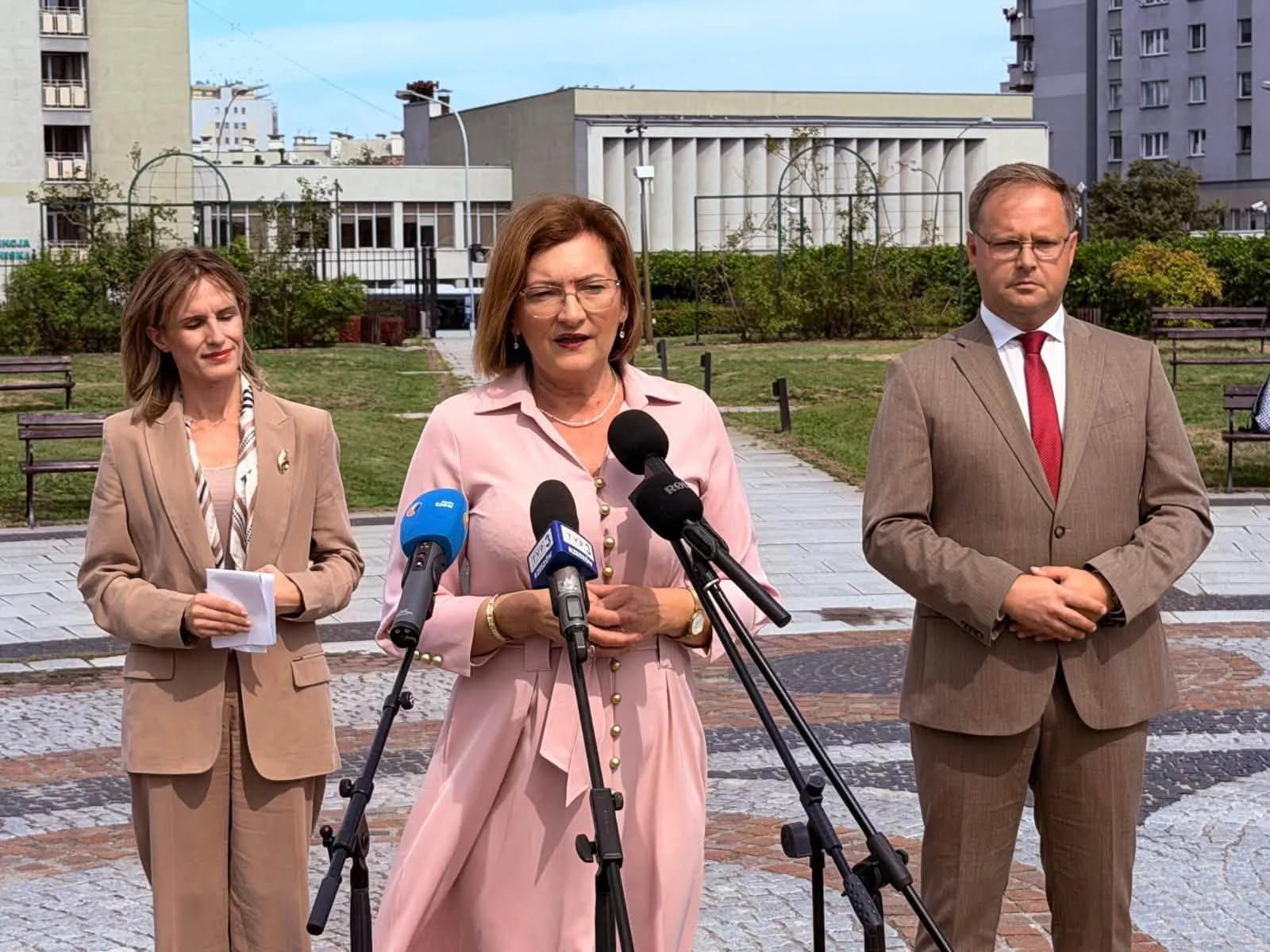 konferencja prasowa z Ewą Leniart w Ogrodach Bernardyńskich w Rzeszowie