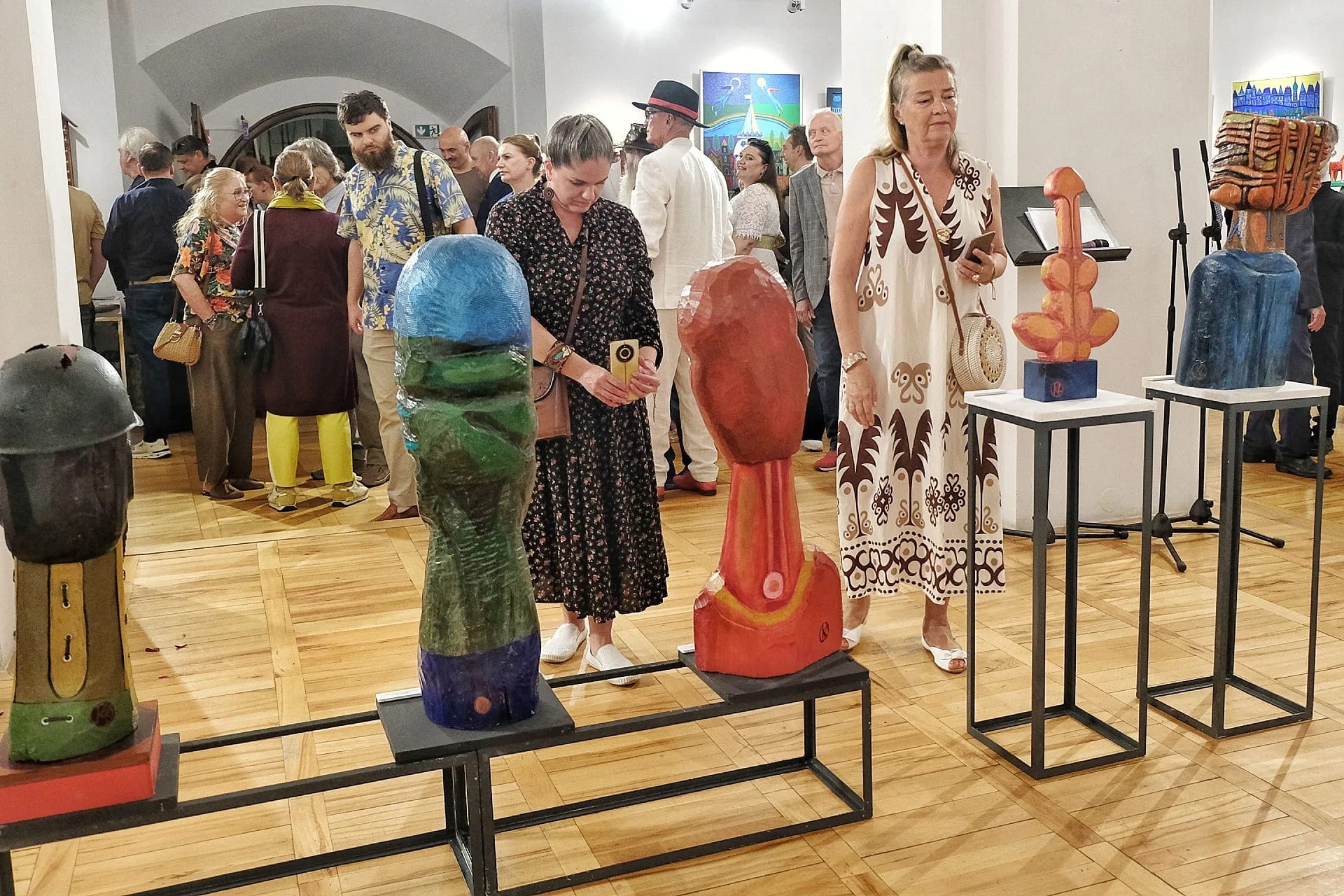 Rzeźby Leszka Kuchniaka na wystawie w BWA
