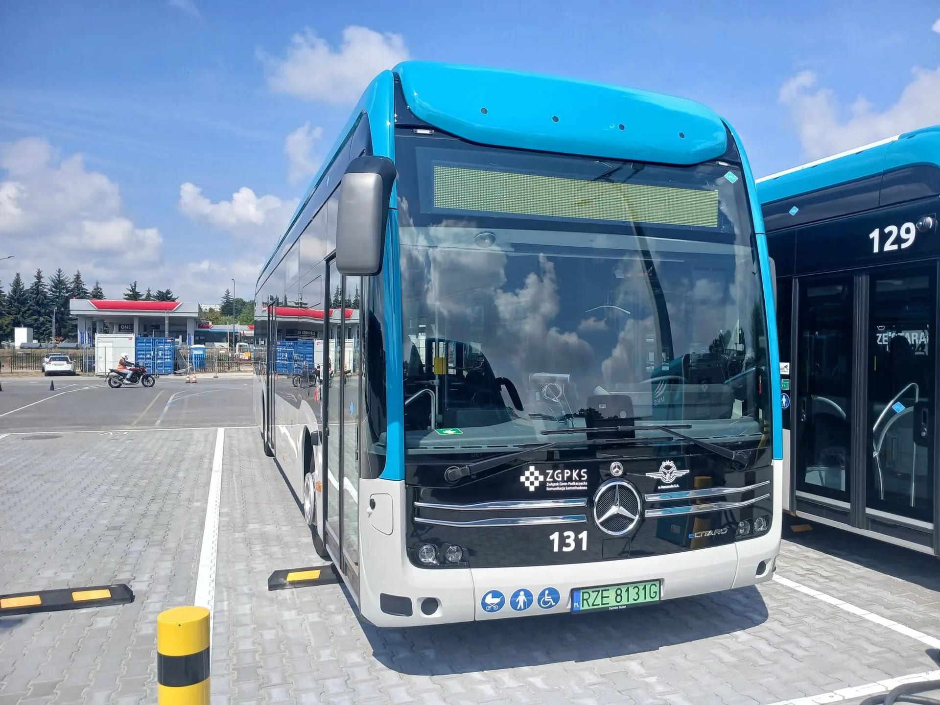 Wodorowy autobus marki Mercedes