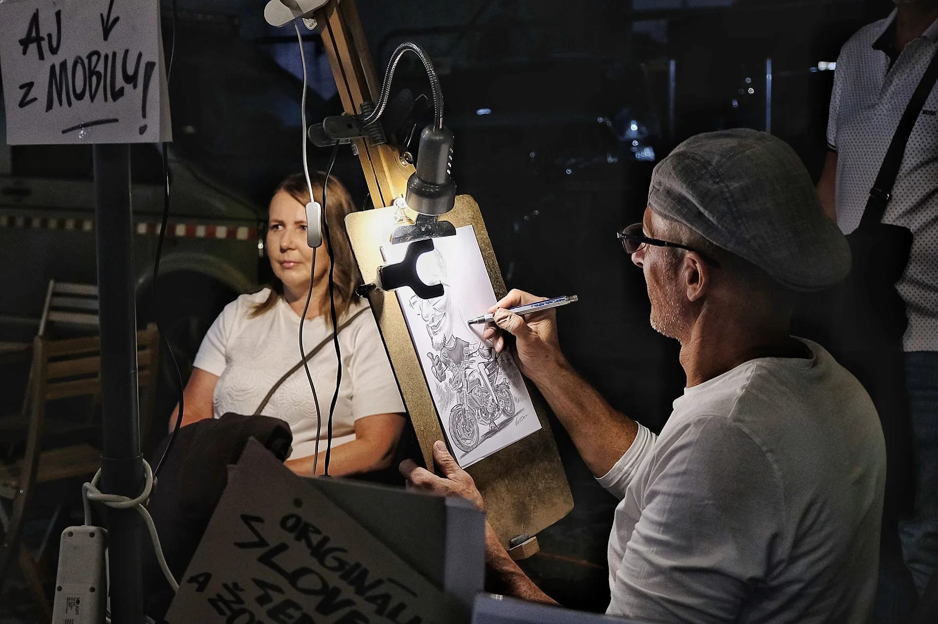 Artysta rysujący portret uczestniczki jarmarku w Bardejowie