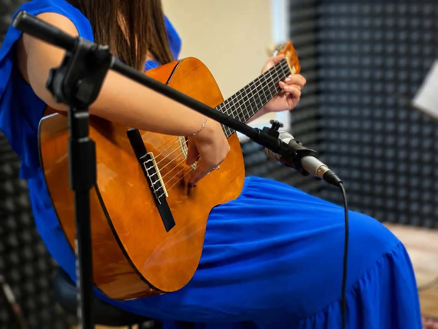 Nauka gry na gitarze na zajęciach w domu kultury