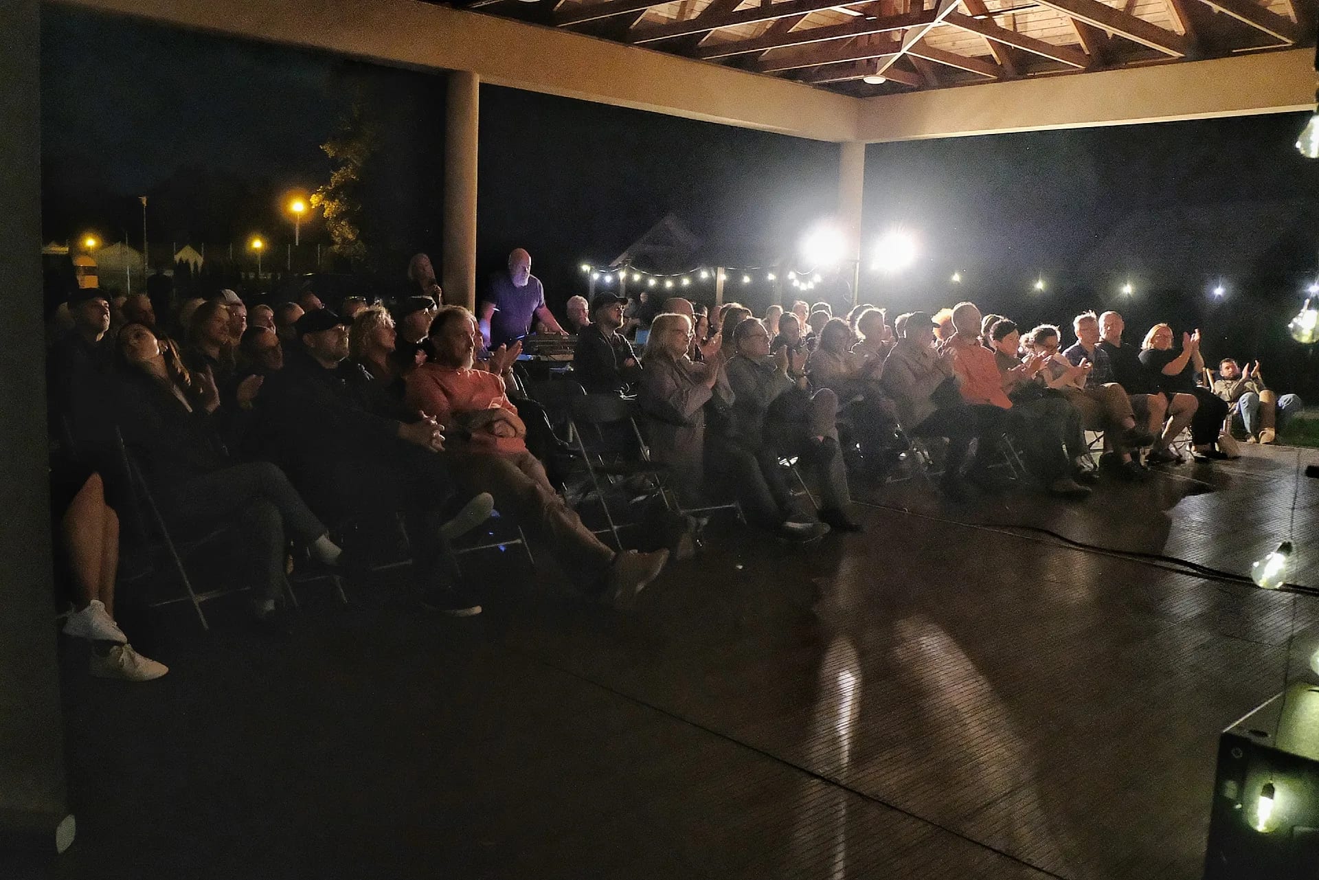 Widzowie na plenerowym koncercie Jazz nad stawem w Głogowie Małopolskim