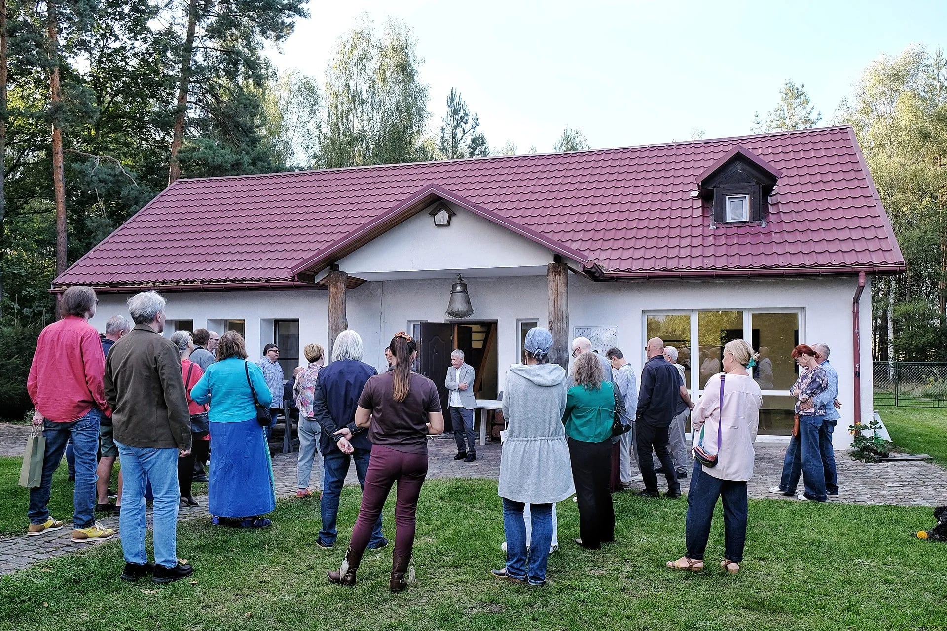 Publiczność przed dworkiem, w którym mieści się galeria sztuki.
