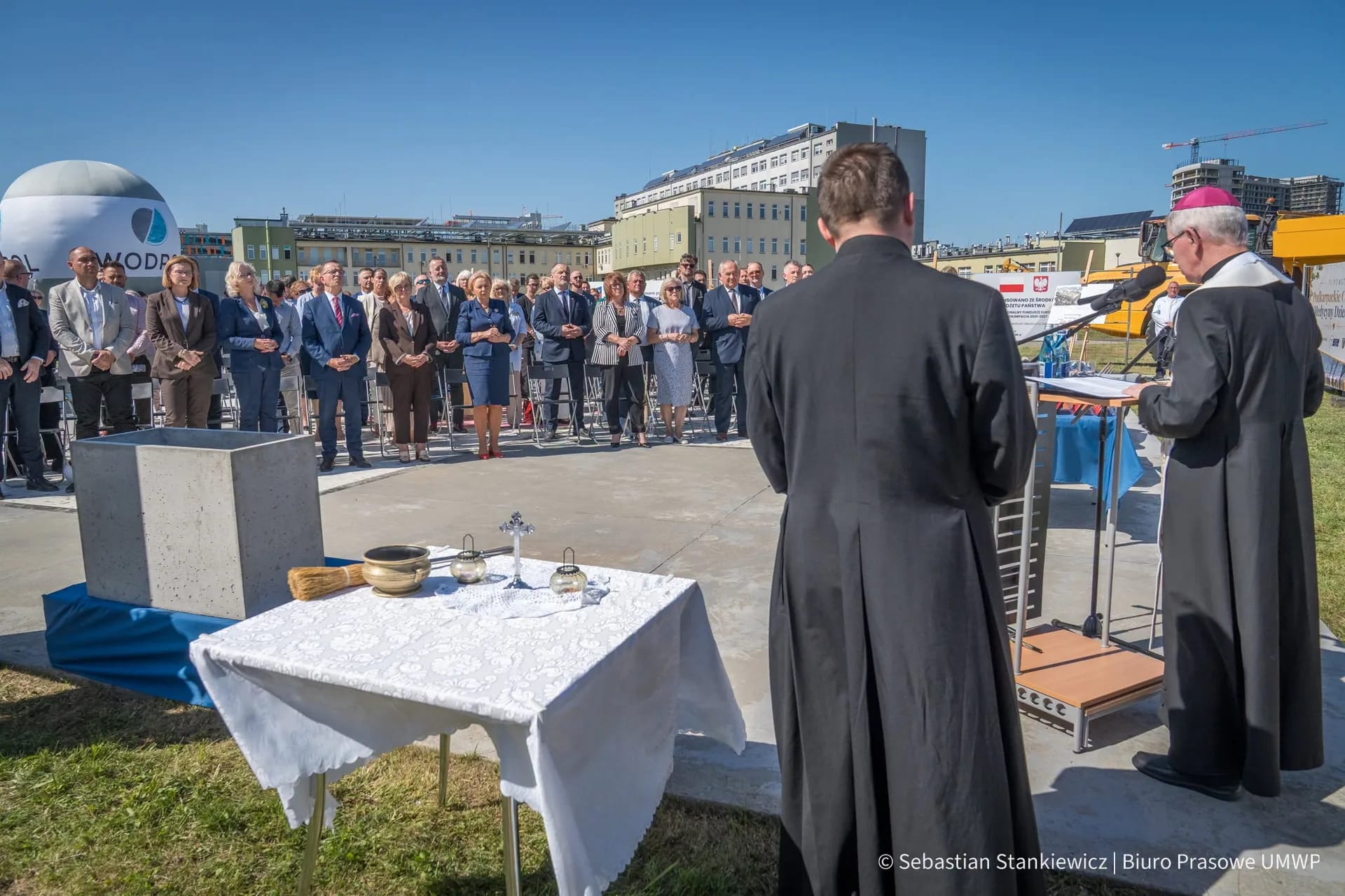 Ksiądz poświęcił budowe PCMD