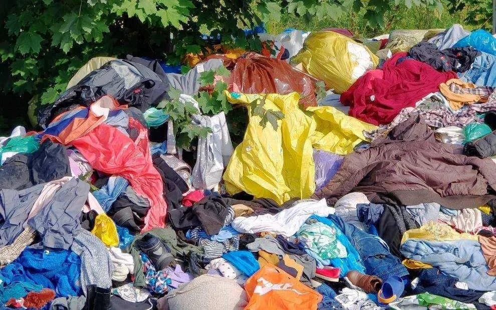worki na śmieci wyrzucone pod drzewem