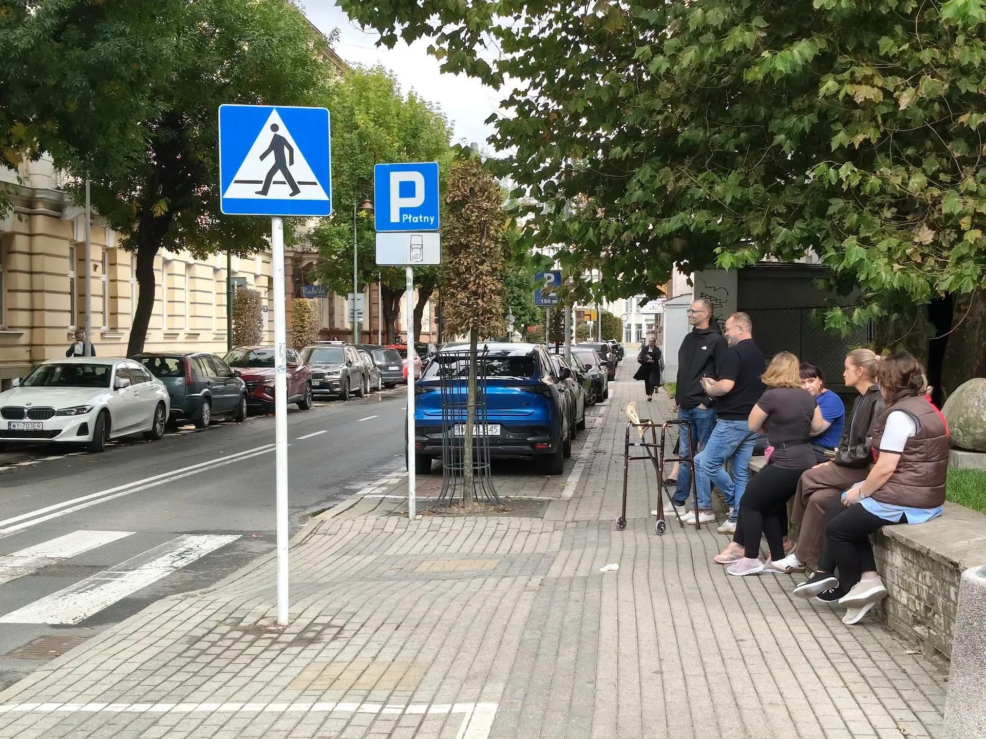 pracownicy NFZ przed budynkiem