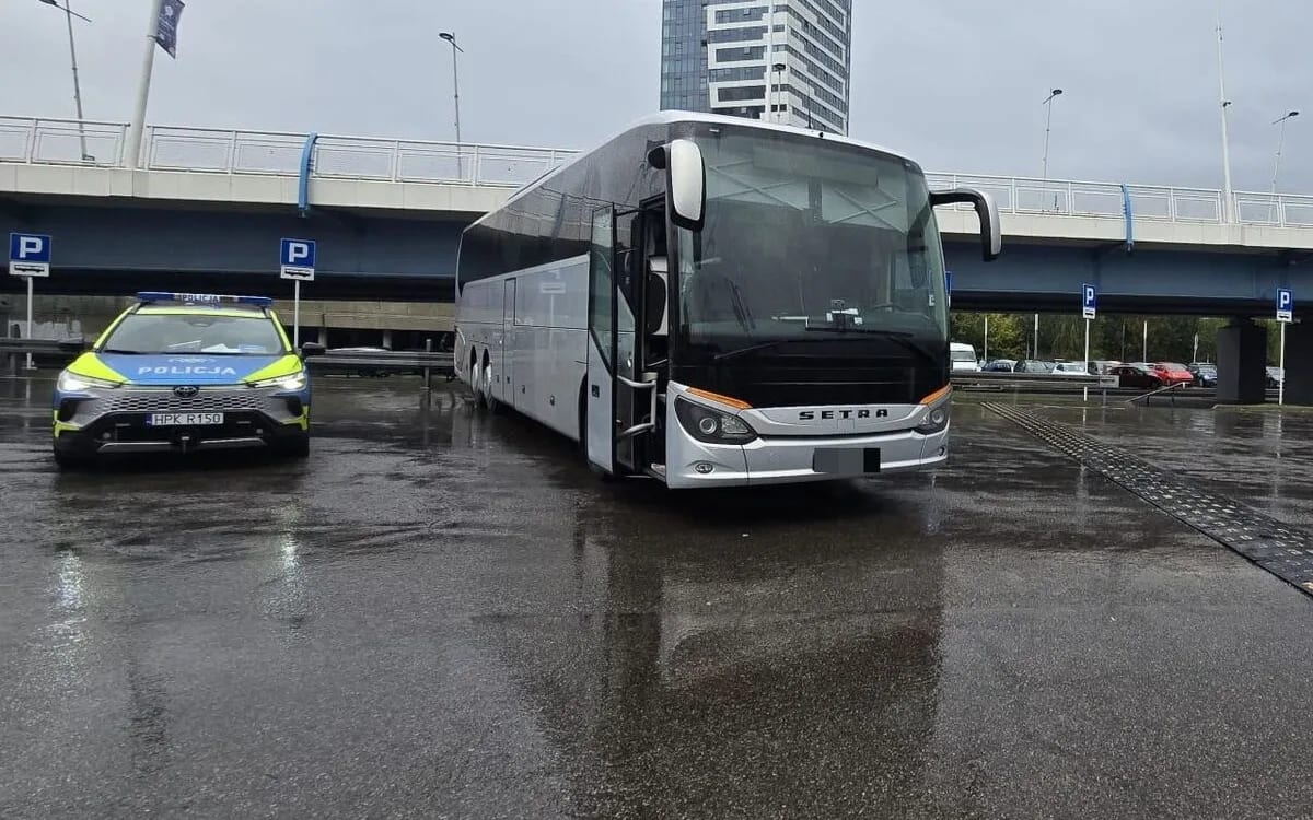 Policyjna kontrola autobusu wycieczkowego na prakingu w Rzeszowie.