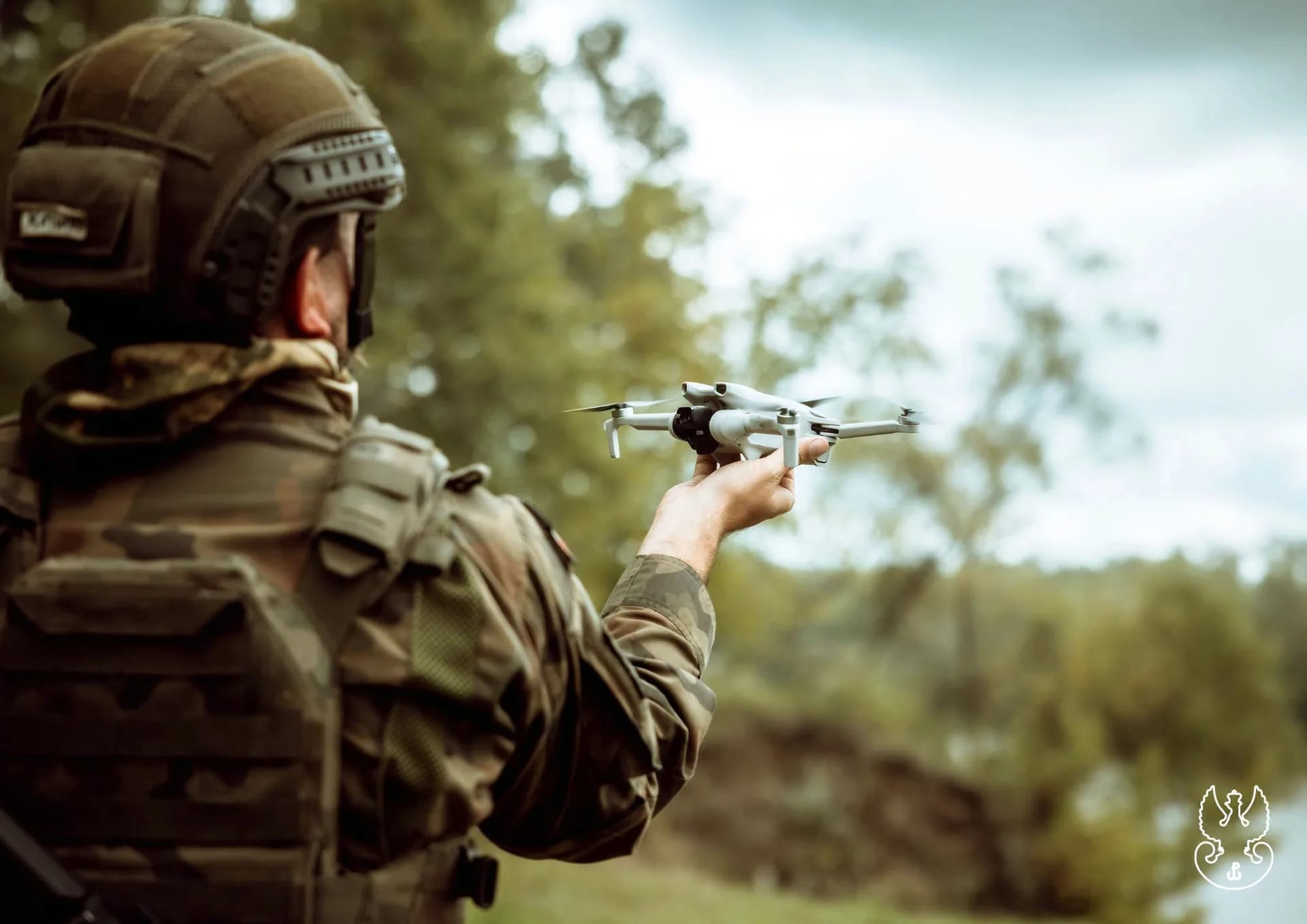 Żołnierz i mały dron rozpznawczy