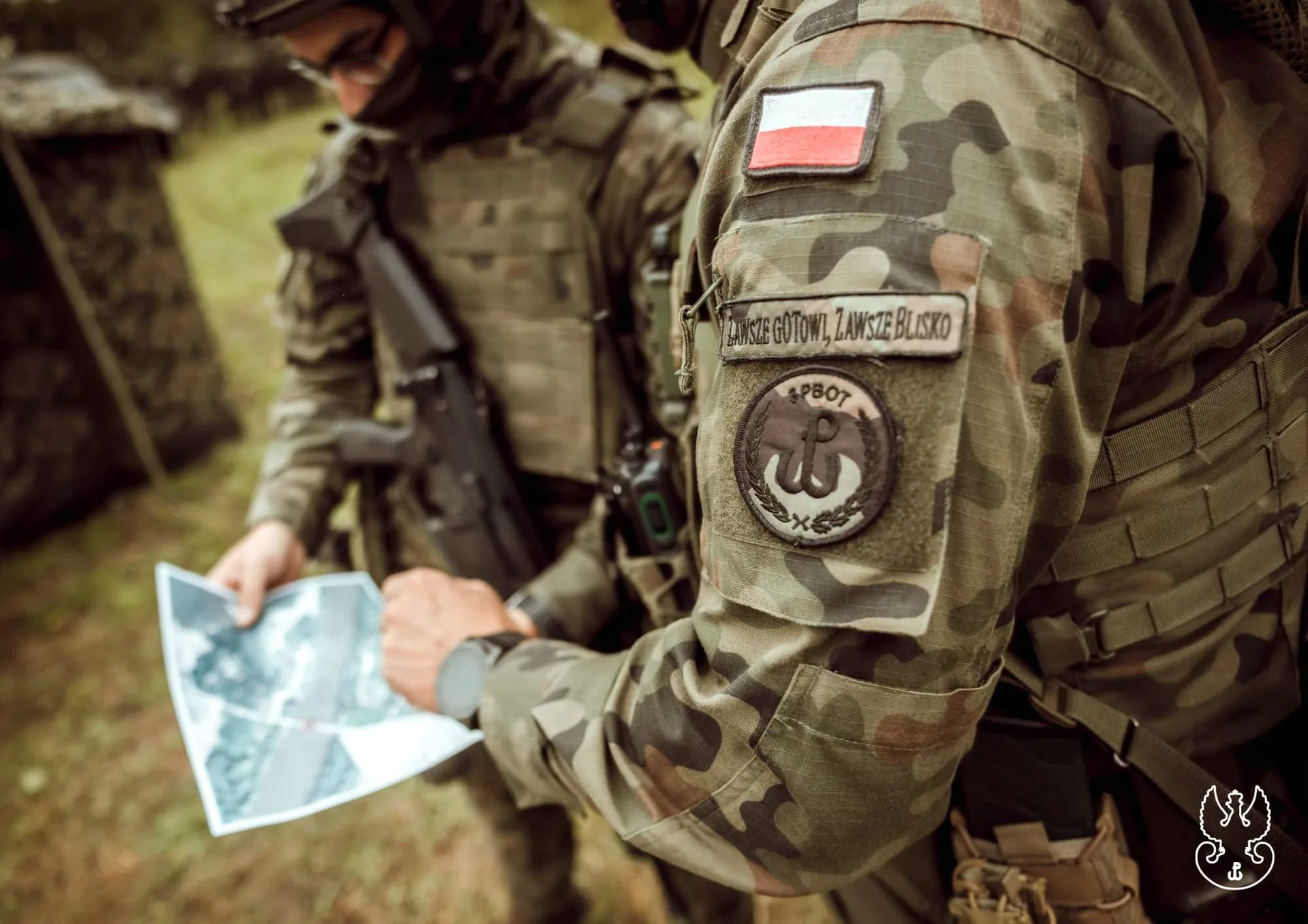 Żołnierze czytaja mapę podczas ćwiczeń