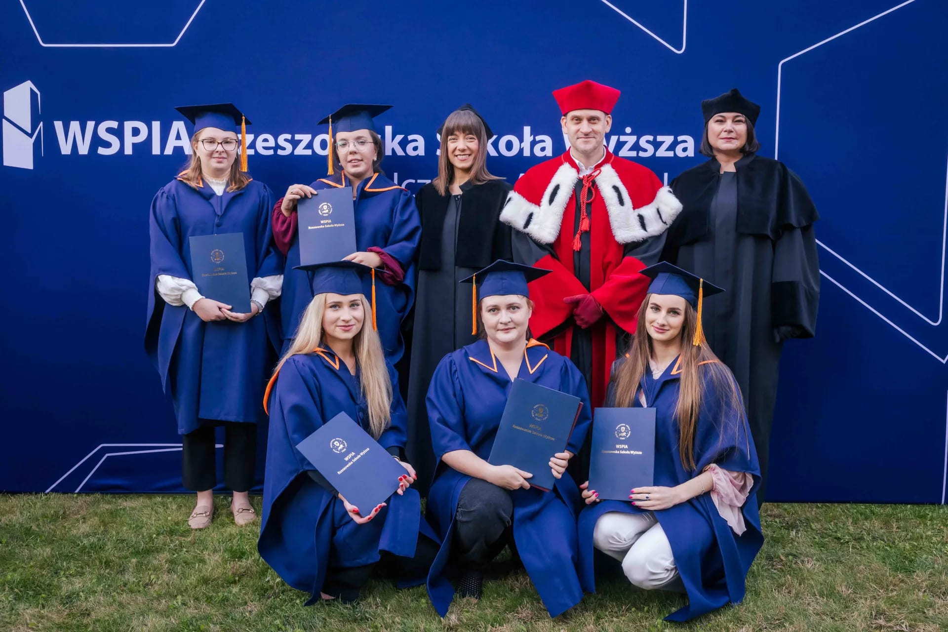 Absolwnci WSPiA w Rzeszowie z dyplomami ukończenia uczelni