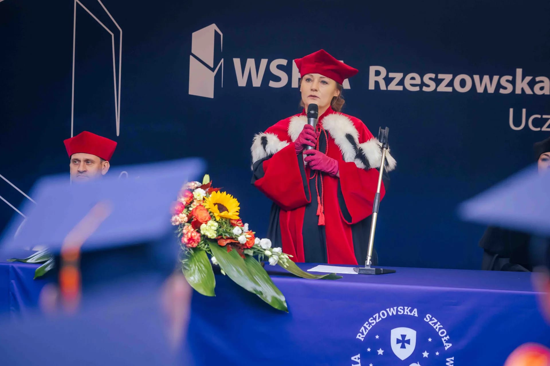 Prof. Anna Świerczewska-Gąsiorowska przemawia do studentów kończących WSPiA w Rzeszowie