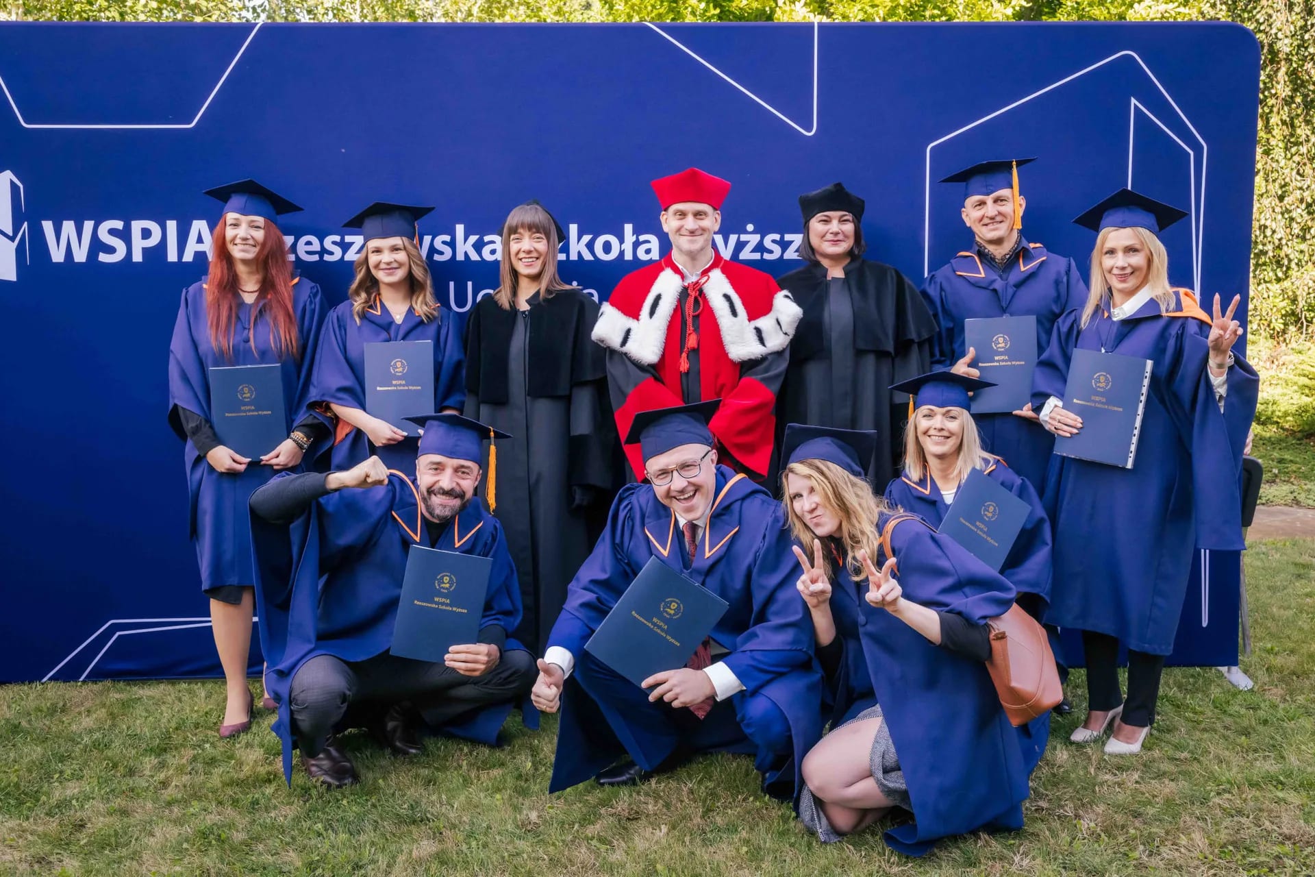 Absolwenci WSPiA Rzeszów ciesza się ze zdobycia dyplomów i ukończenia studiów