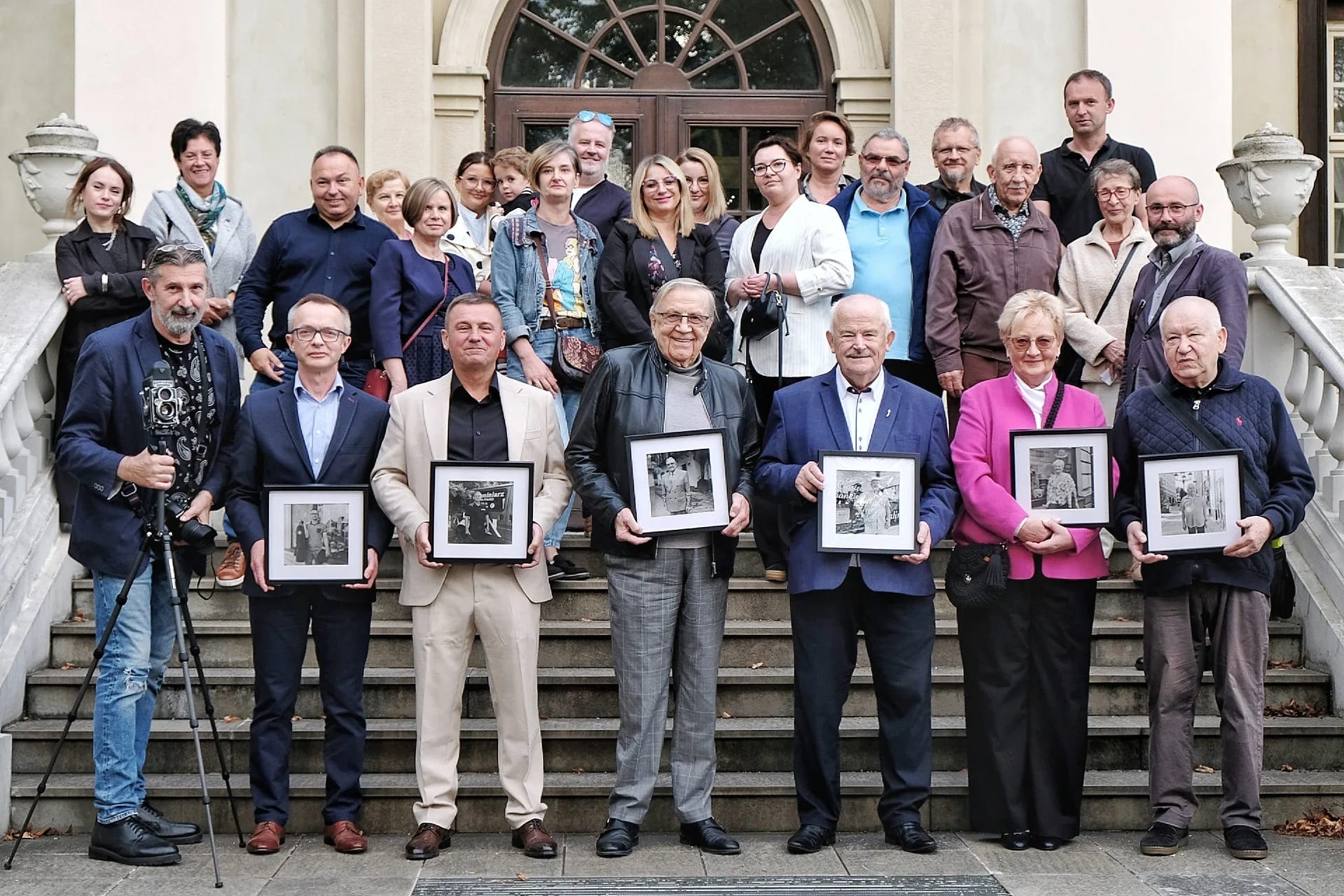 Rzeszowscy rzemieślnicy na wernisażu poświęconej im wystawie zdjęć