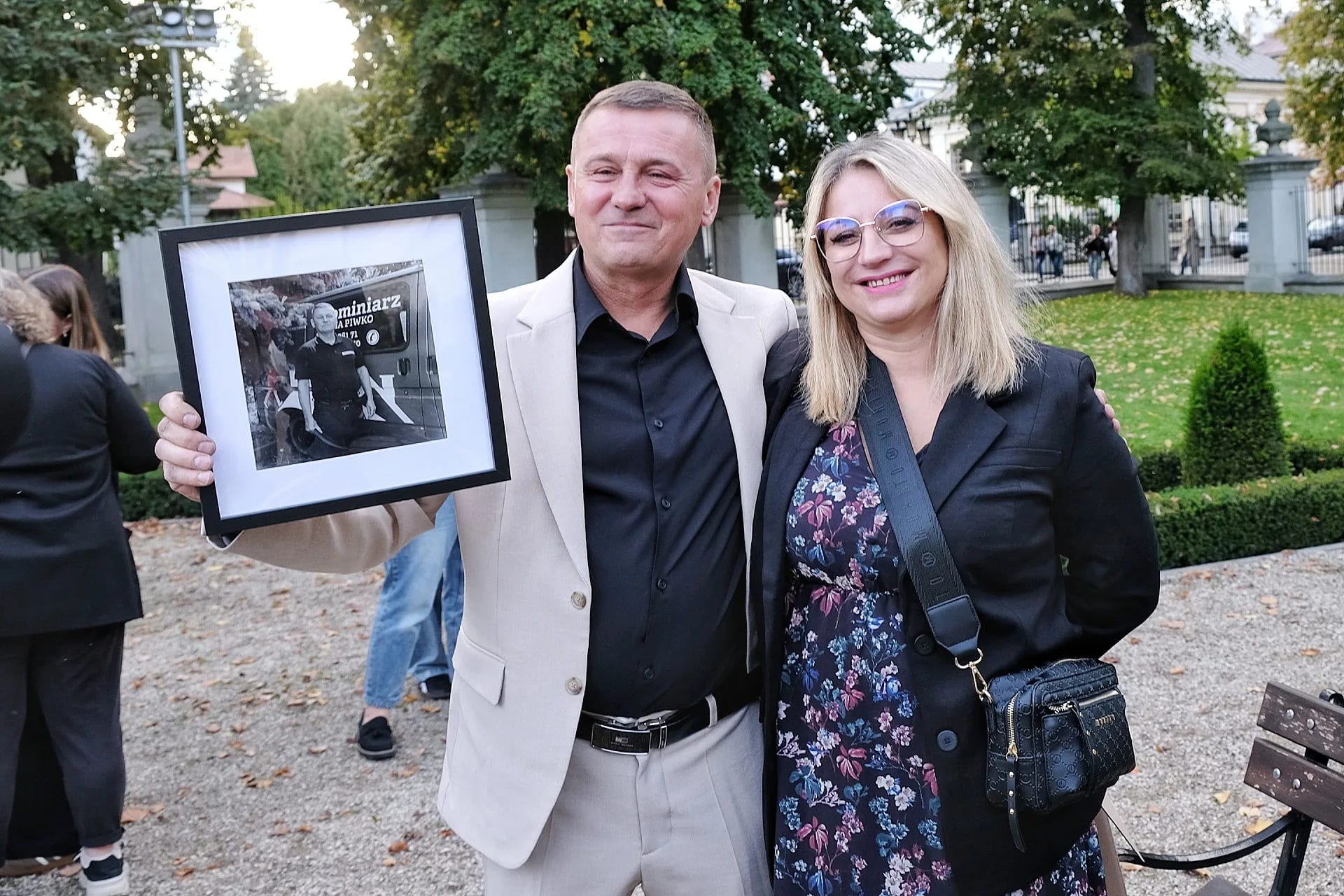 Kominiarz Artur Piwko z przedstawiającym go zdjęciem wykonanym przez MIchała Drozda