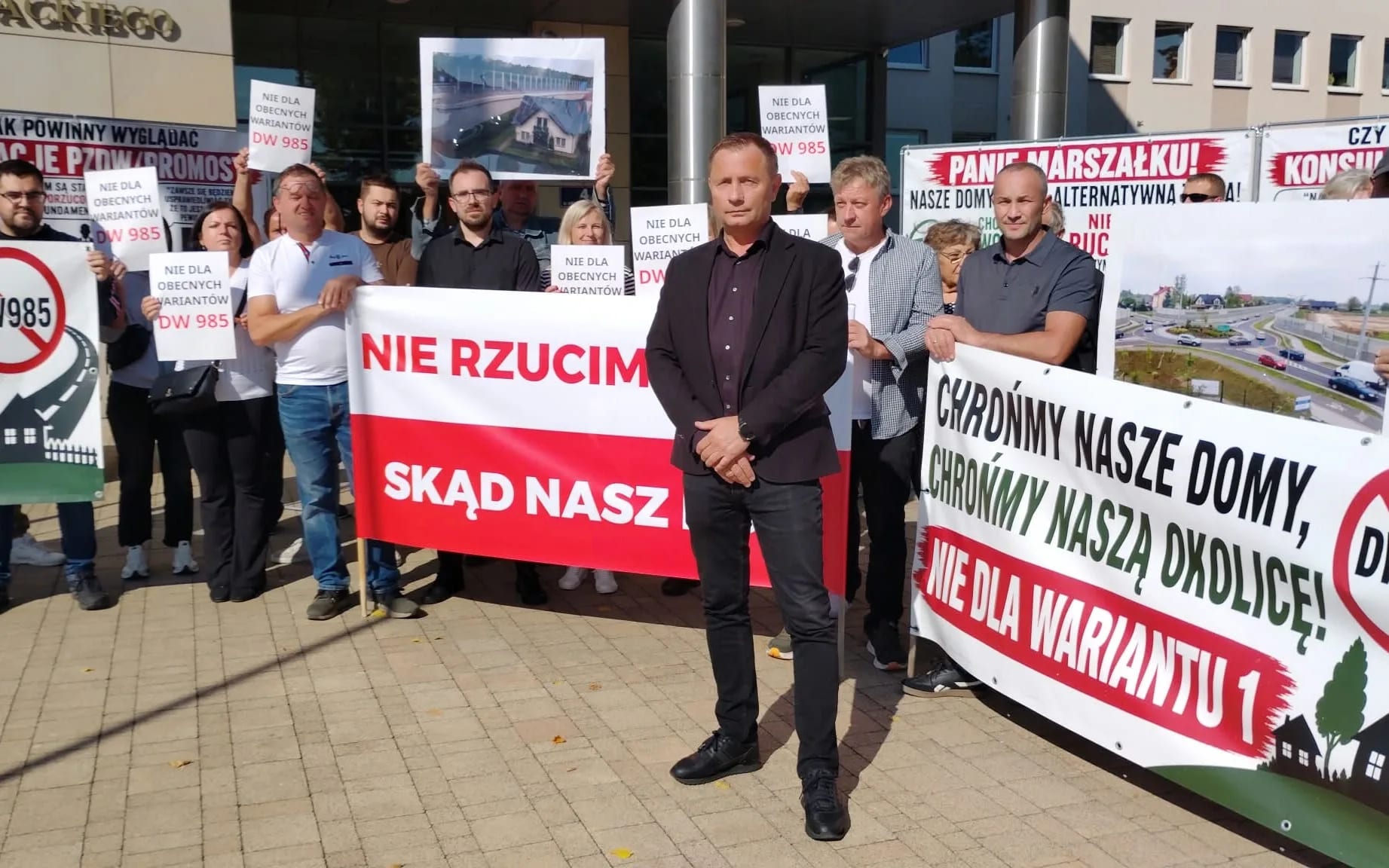 prtest mieszkańców Przecławia przed urzędem marszałkowskim