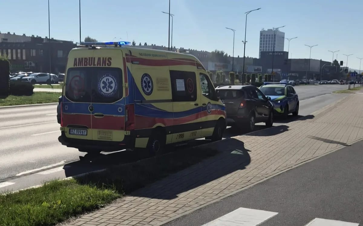 Karetka i dwa samochody na miejscu wypadku