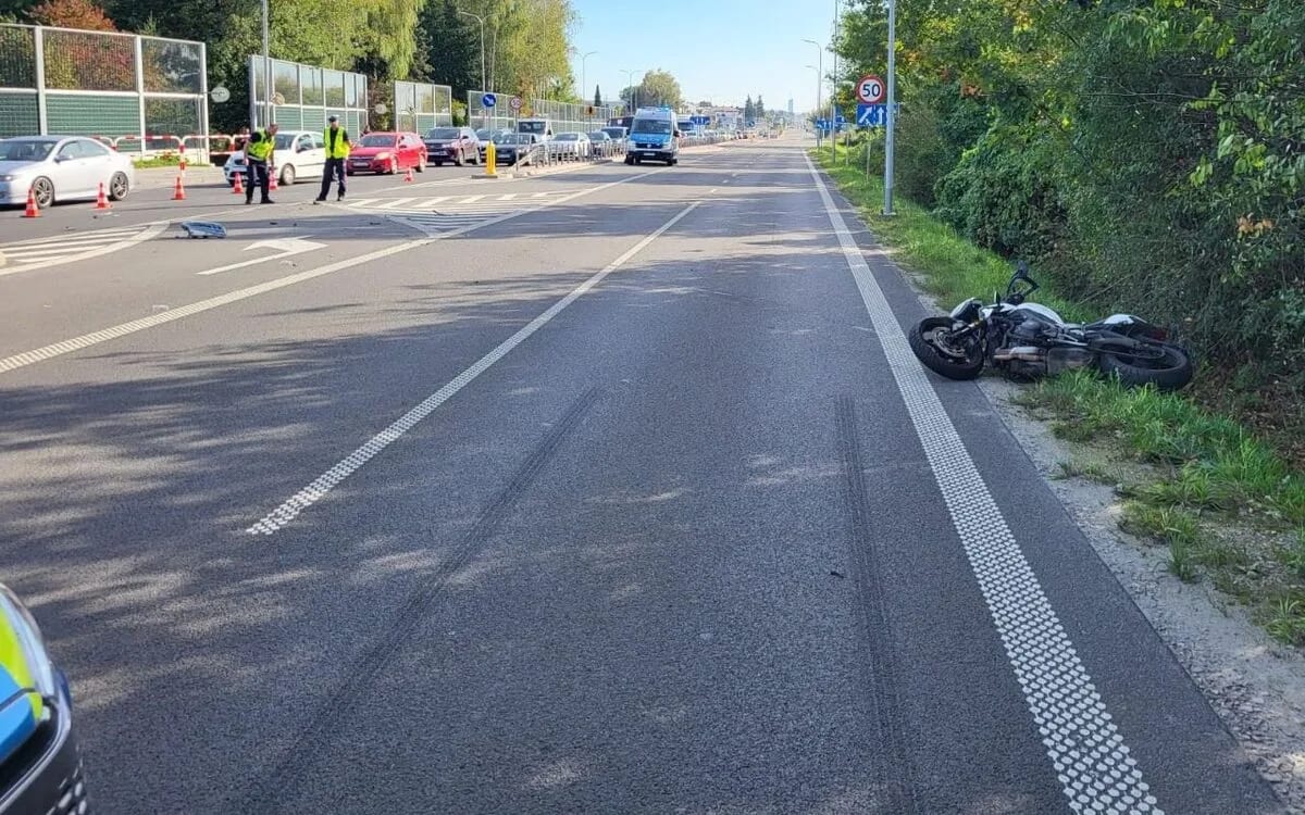 Motocykl lezy na poboczu drogi po wypadku