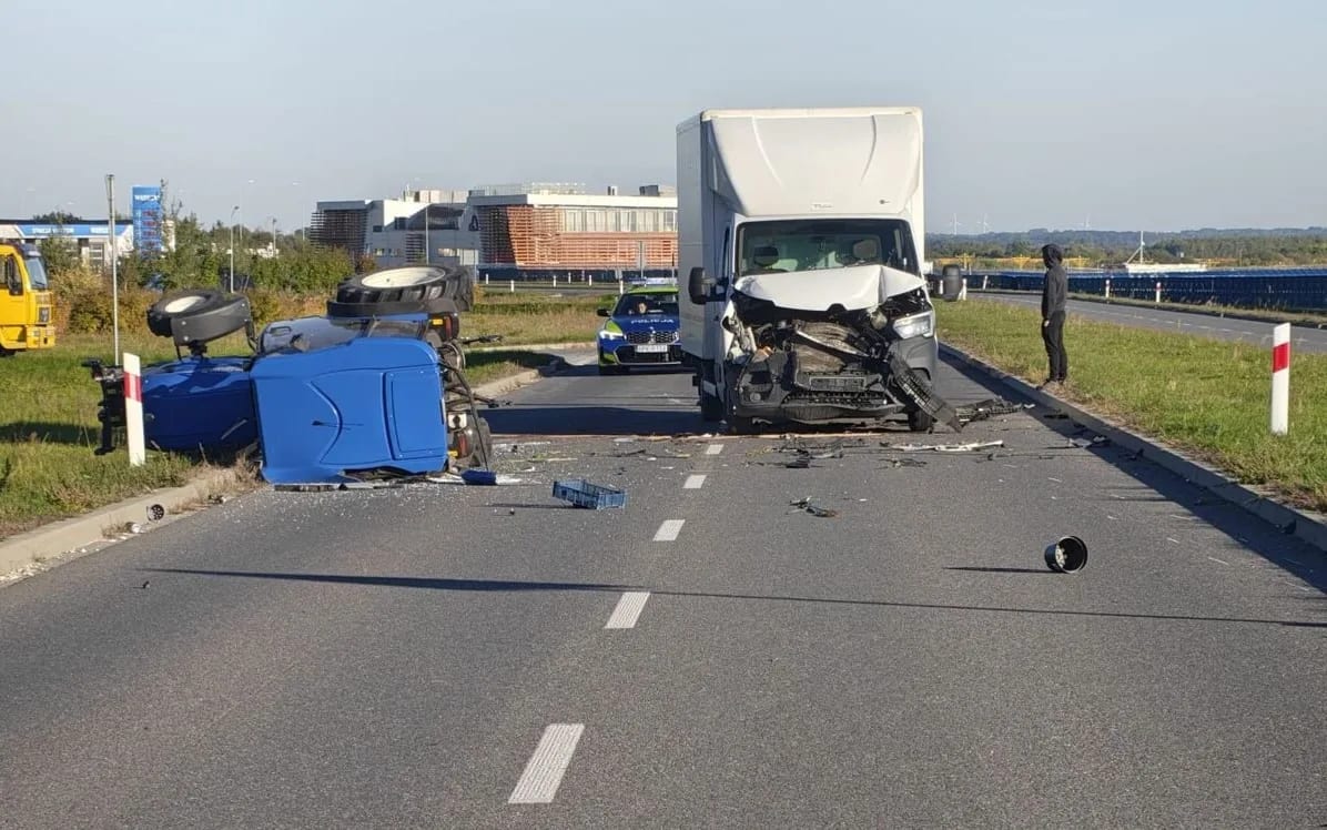 Wypadek w Jasionce, samochód dostawczy najechał na ciagnik rolniczy.