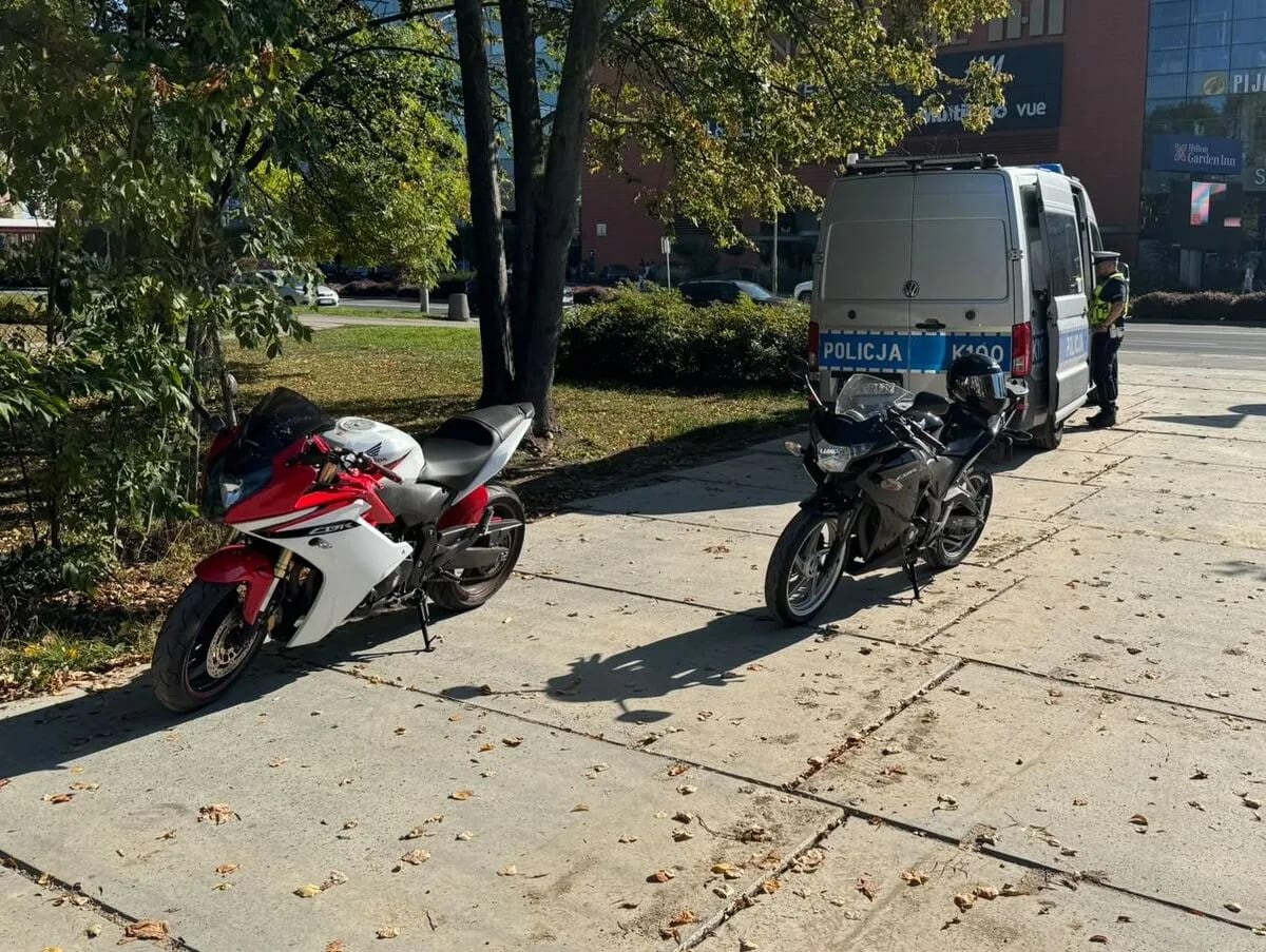 Radiowóz i dwa motocykle, których kierowcy zostali zatrzymani prze zpolicjantów