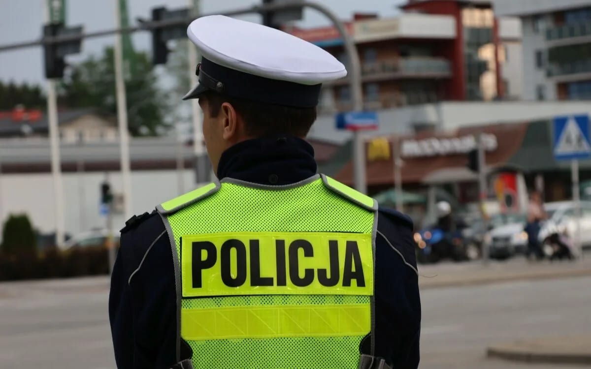 Policjant na skrzyżowaniu