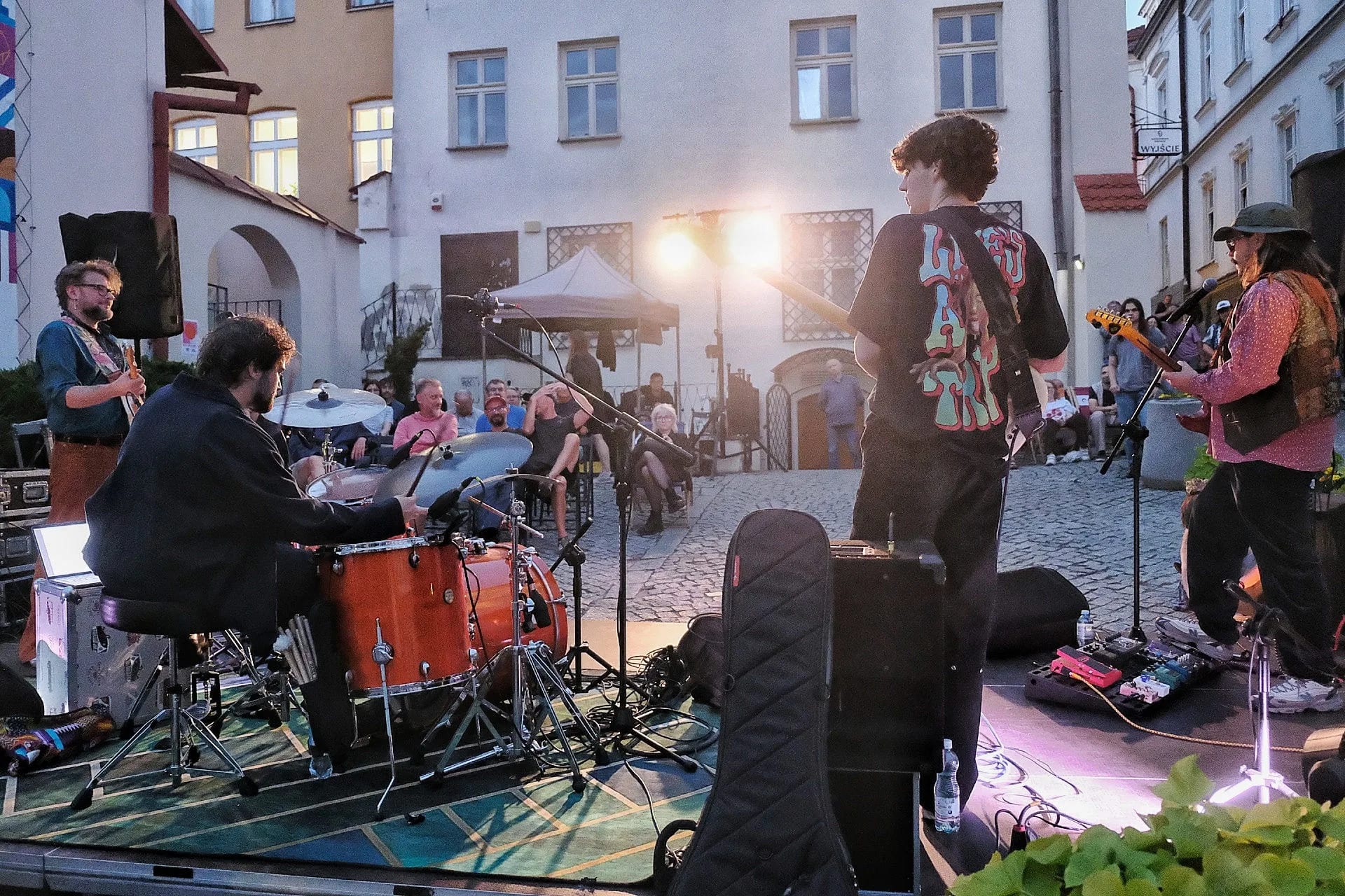 Koncert na skwerze przy kamienicy na Kazimierza w Rzeszowie