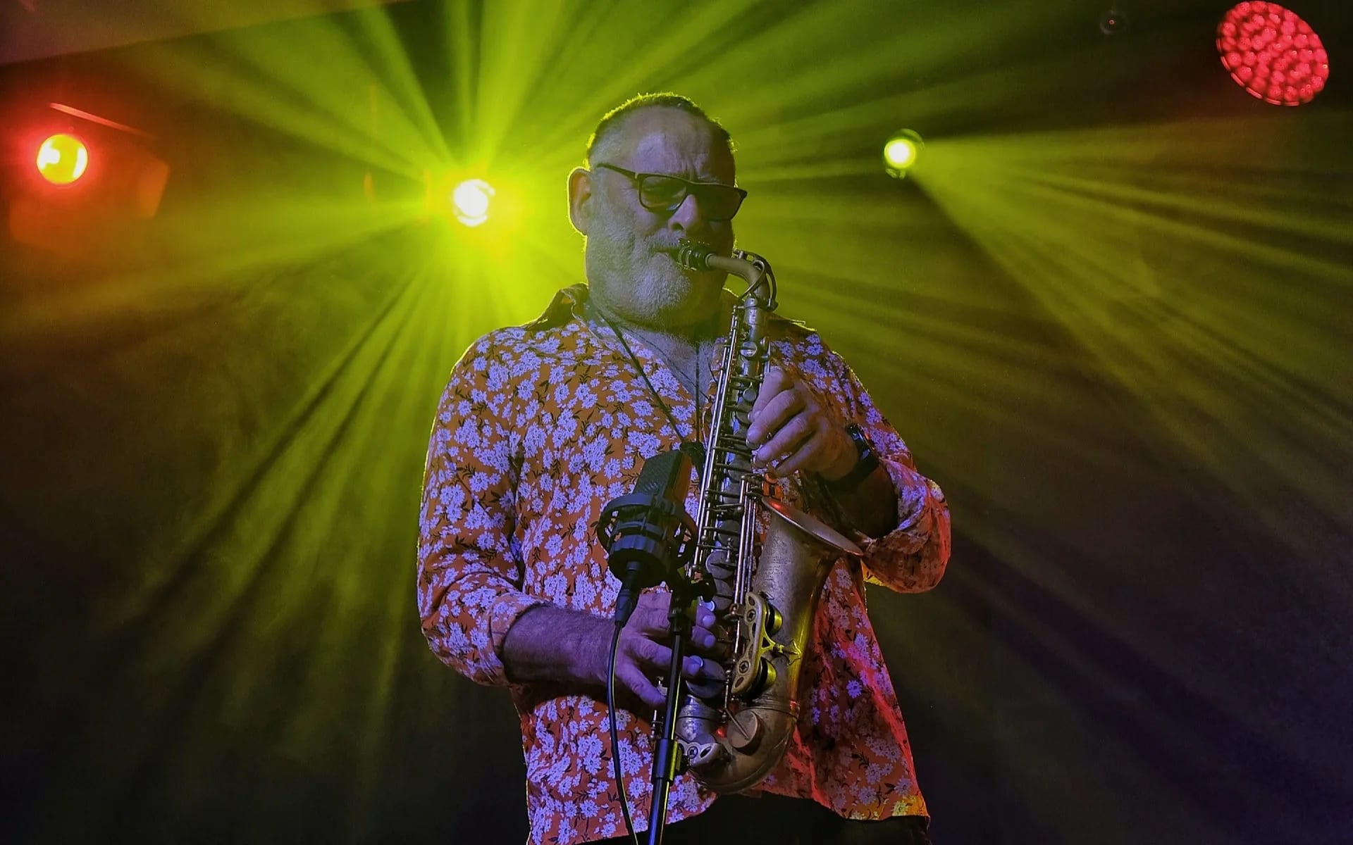 Gilad Atzmon gra jazz na saksofonie