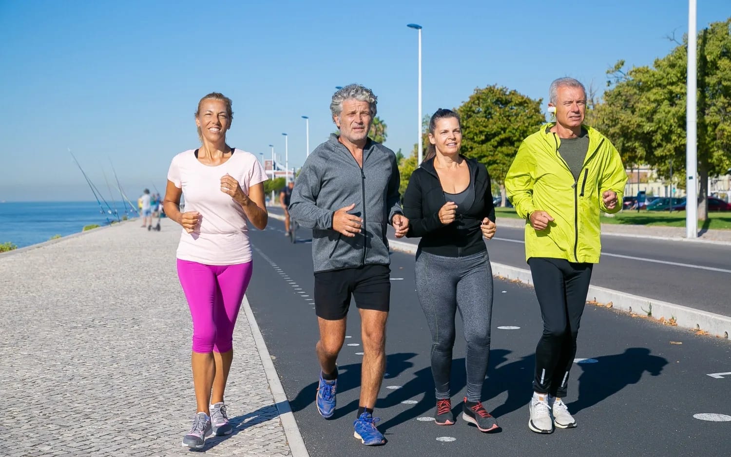grupa ludzi spaceruje po promenadzie