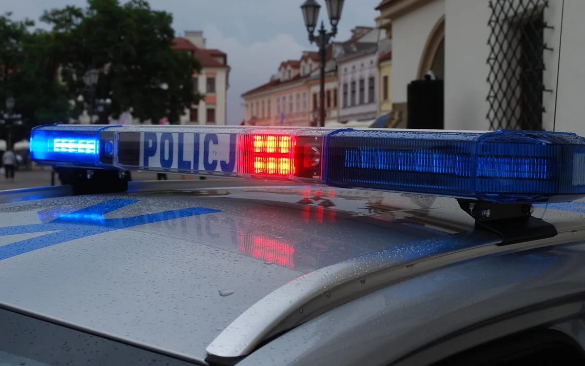 Policyjny radiowóz na rynku w Rzeszowie