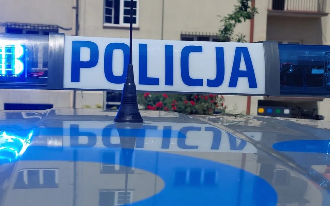 Napis policja na radiowozie