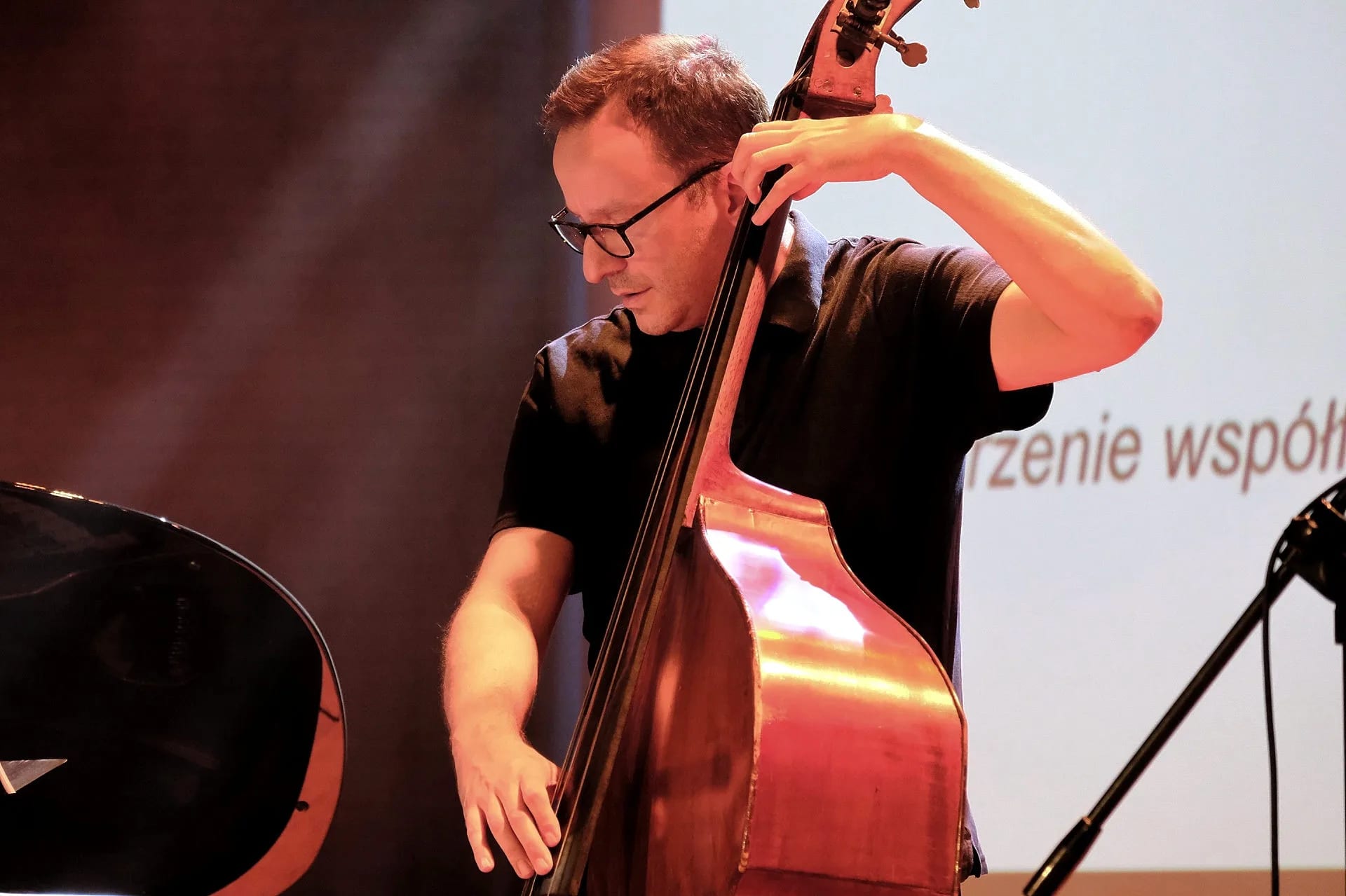 Maciej Garbowski, basista zespołu RGG podczas koncertu w Rzeszowie