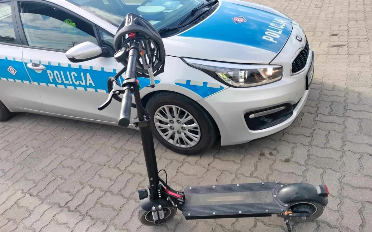 Policyjny radiowóz i hulajnoga elektryczna