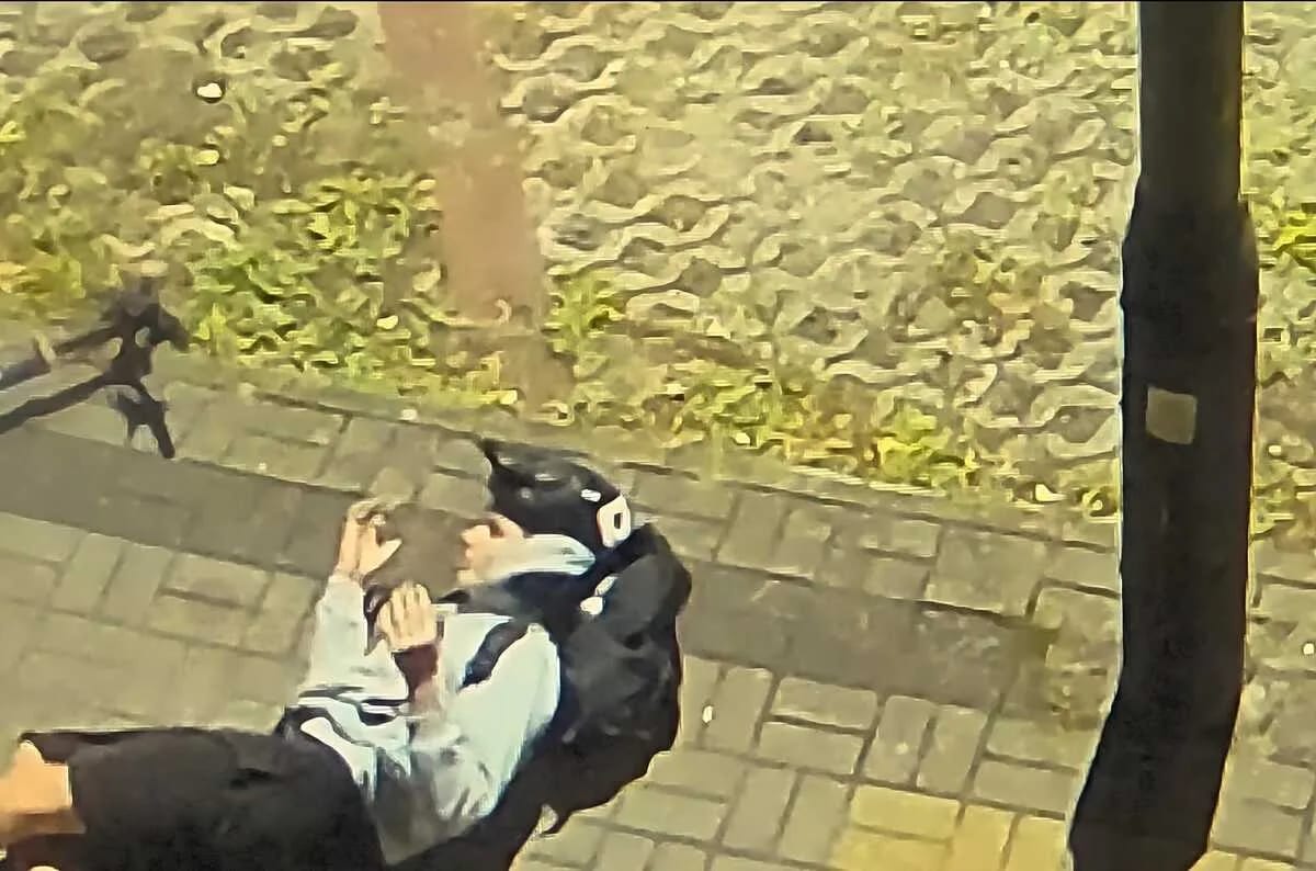 Kierowca hulajnogi elektrycznej po kolizji z samochodem