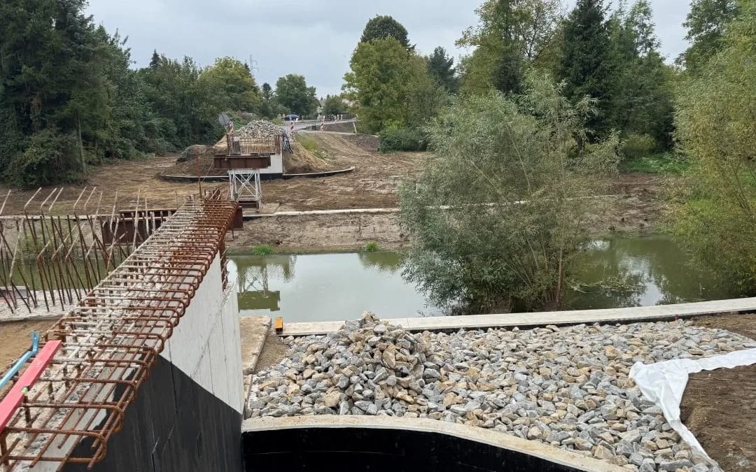 Budowa kładki nad rzeką strug