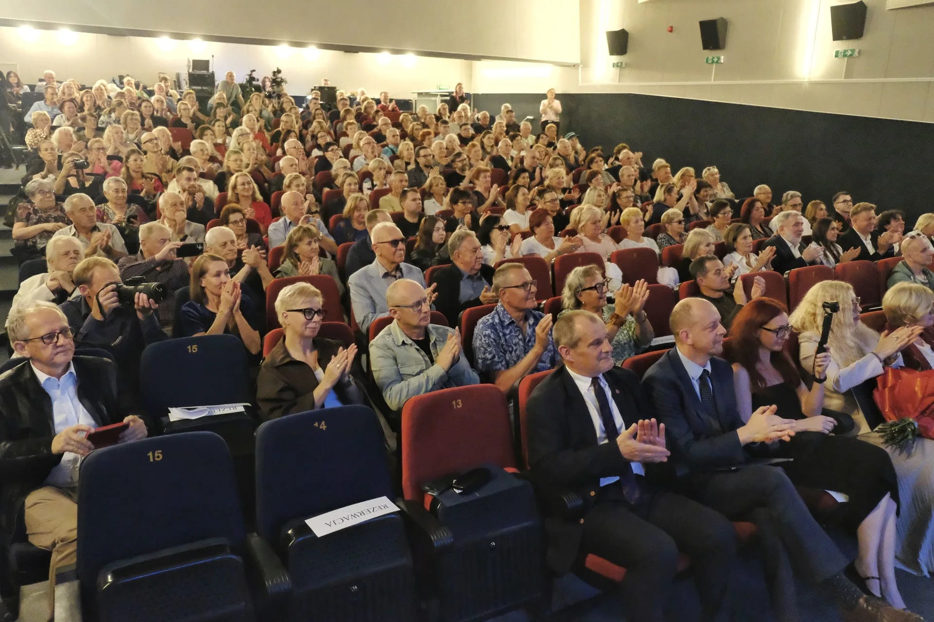 Publiczność na recitalu Stana Borysa w Wojewódzkim Domu Kultury w Rzeszowie