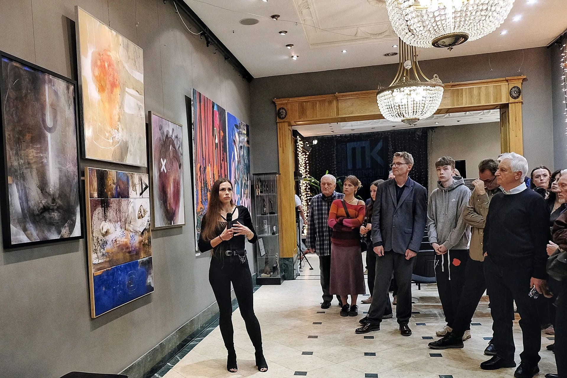 Aneta Panas i jej obrazy na wystawie w Teatrze Siemaszkowej w Rzeszowie