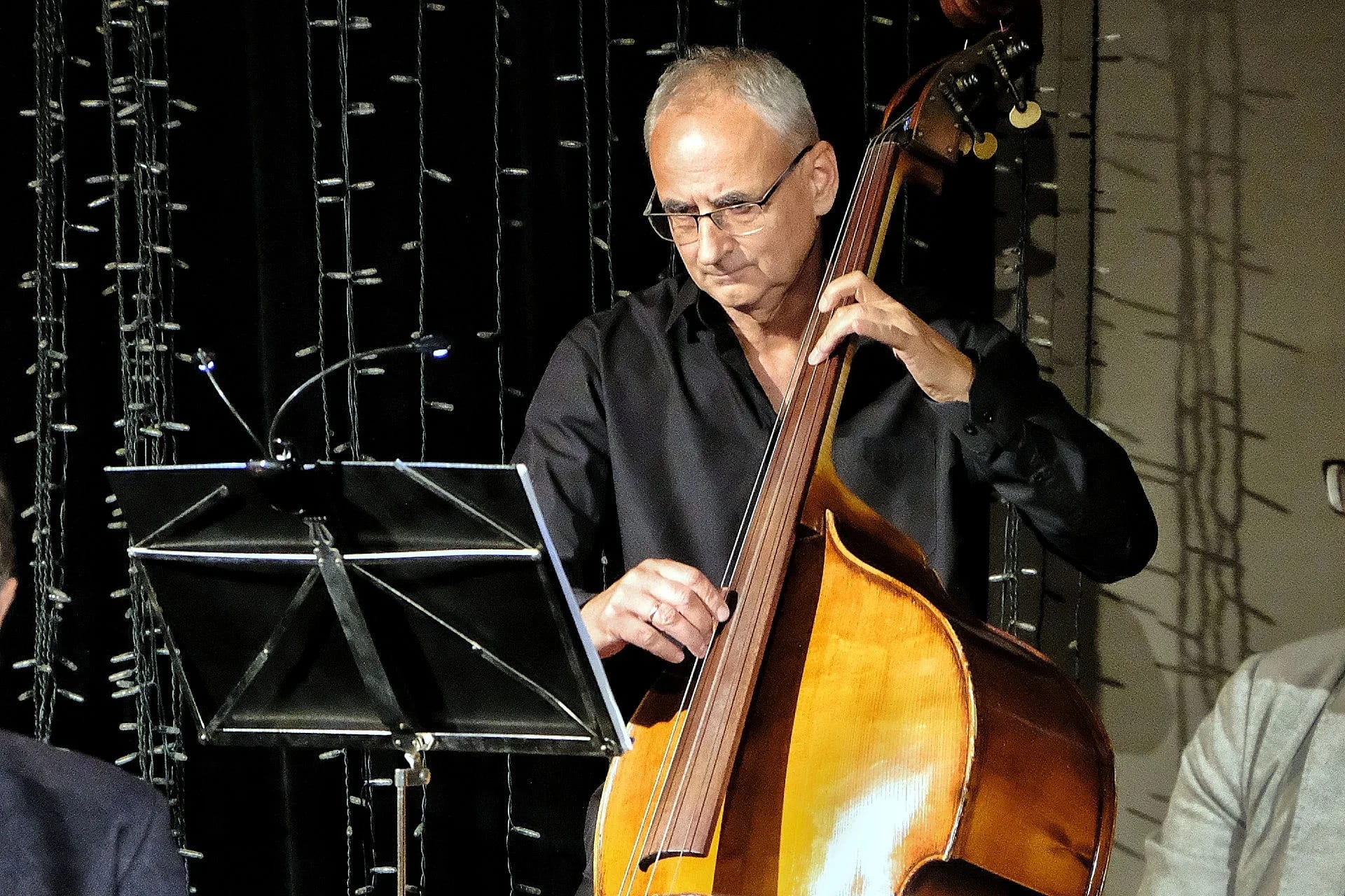 Alek Berkowicz, kontrabasista Filharmonii Podkarpackiej.