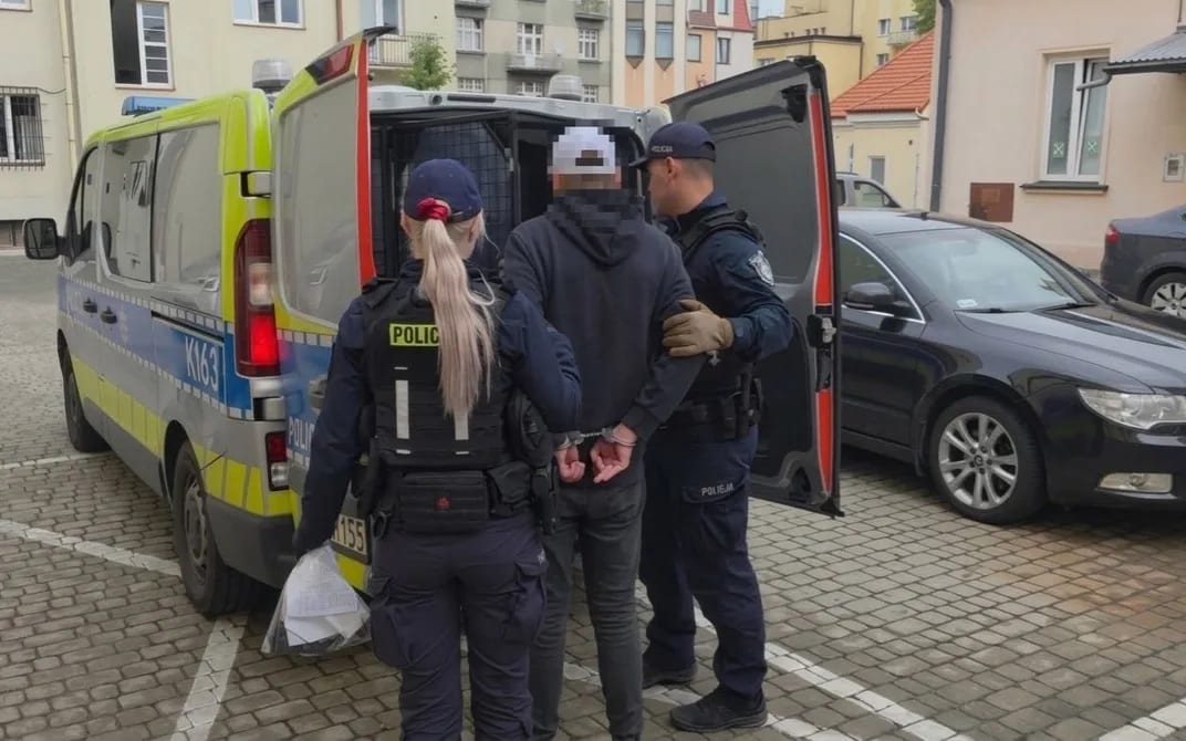 Policja aresztuje mężczyznę i zabuera go do radiowozu
