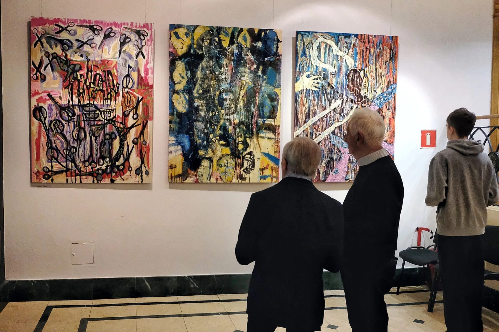 Obrazy autorstwa Andrzeja Rułki na wystawie w Teatrze Siemaszkowej
