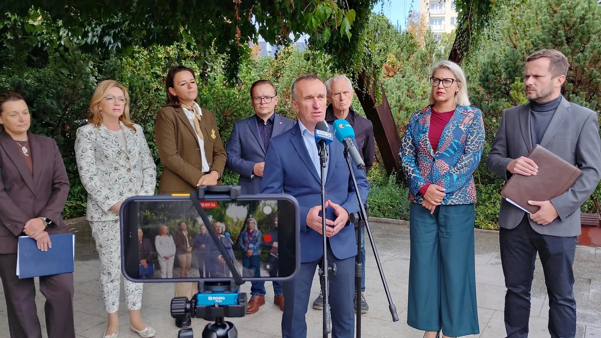 Radny Wiesław Ziemiński i radni KO