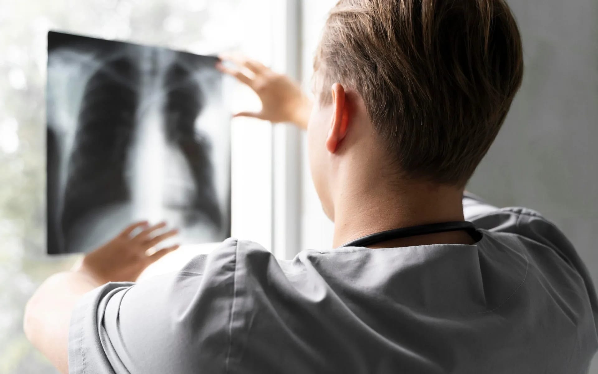 Lekarz ogląda zdjęcie rentgenowskie z tomografii płuc