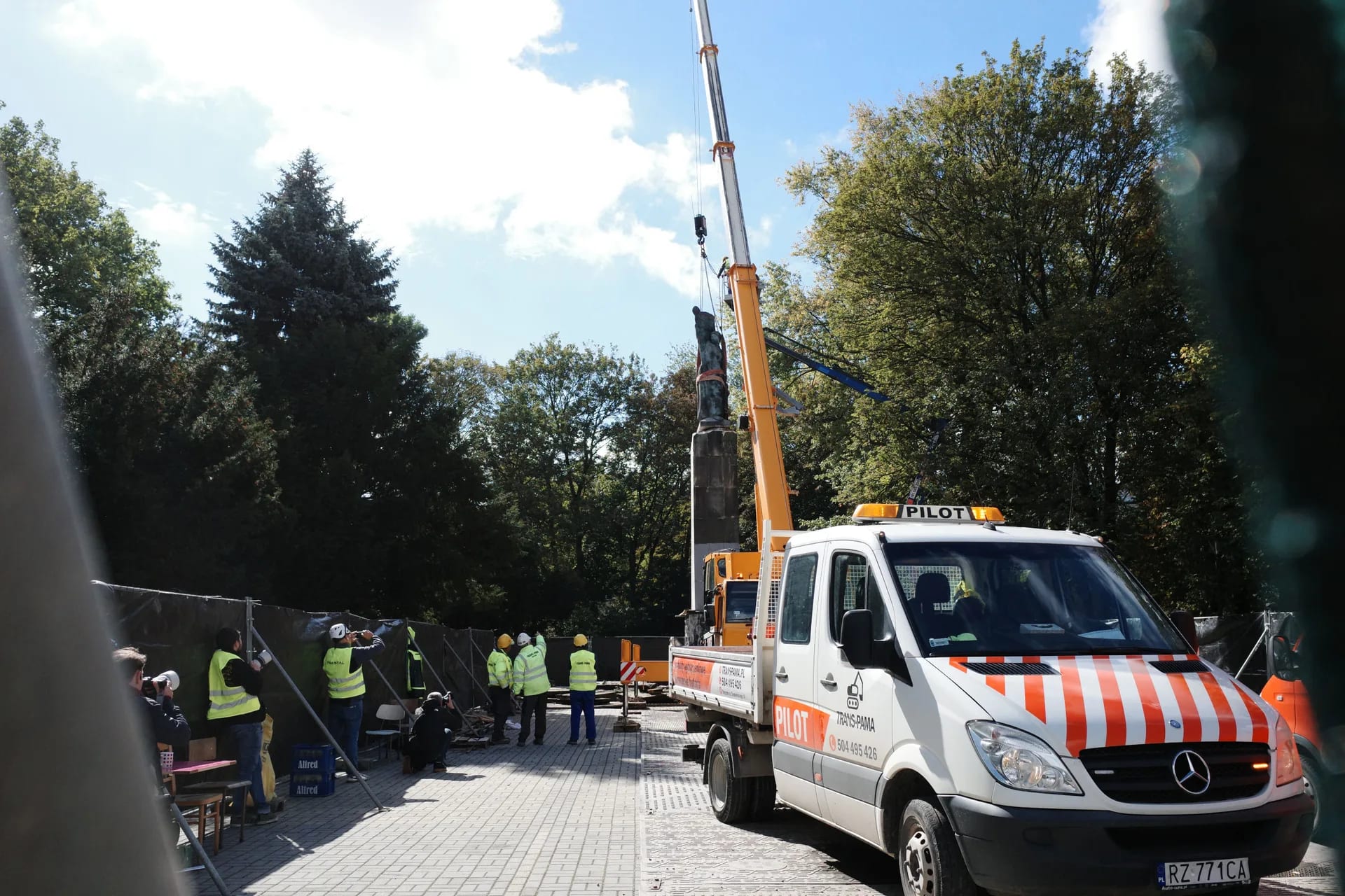Wyburzanie pomnika rosyjskich żołnierzy w Rzeszowie