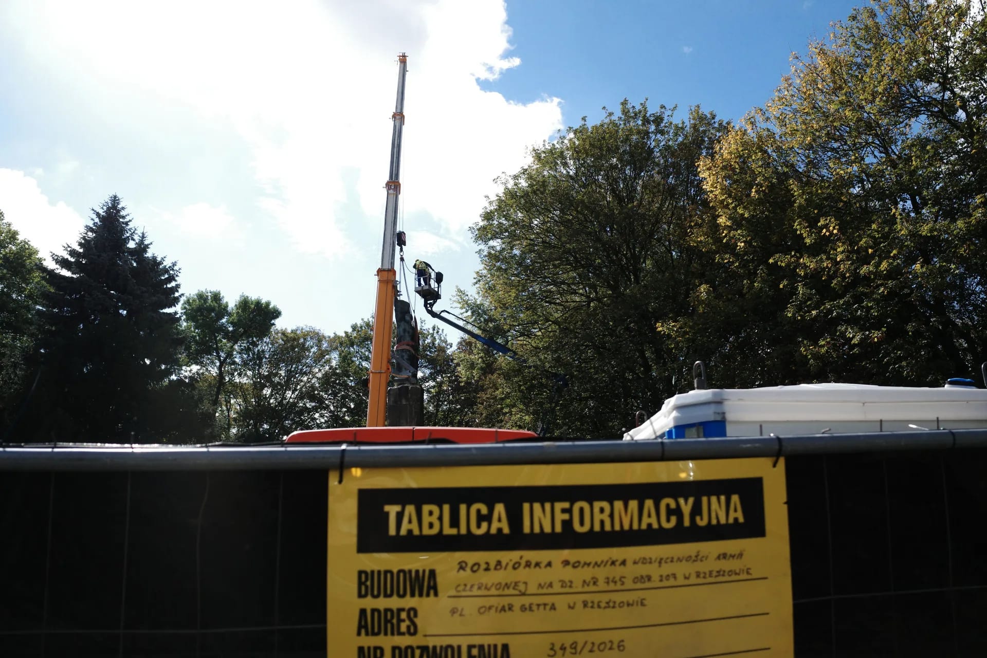 Rozbiórka pomnika na Placu Ofiar Getta w Rzeszowie. | Fot. Grzegorz Król
