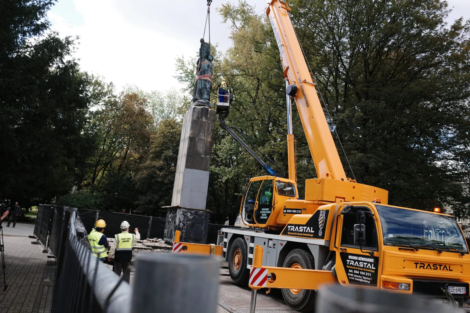 Wyburzanie po0mnika Wdzięczności Armii Czerwonej w Rzeszowie. | Fot. Grzegorz Król