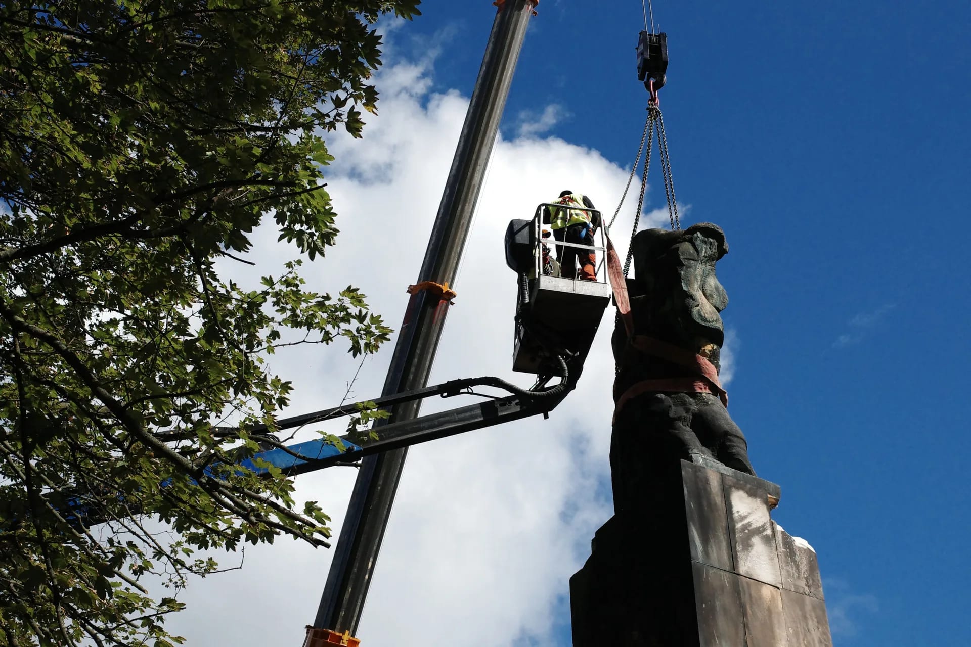 Wyburzanie pomnika Wdzięczności Armii Czerwonej w Rzeszowie. | Fot. Grzegorz Król