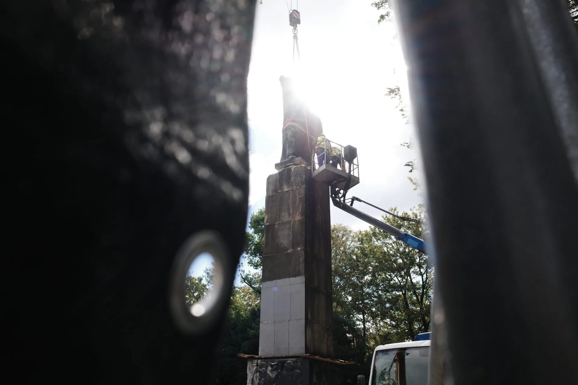 Wyburzanie po0mnika Wdzięczności Armii Czerwonej w Rzeszowie. | Fot. Grzegorz Król