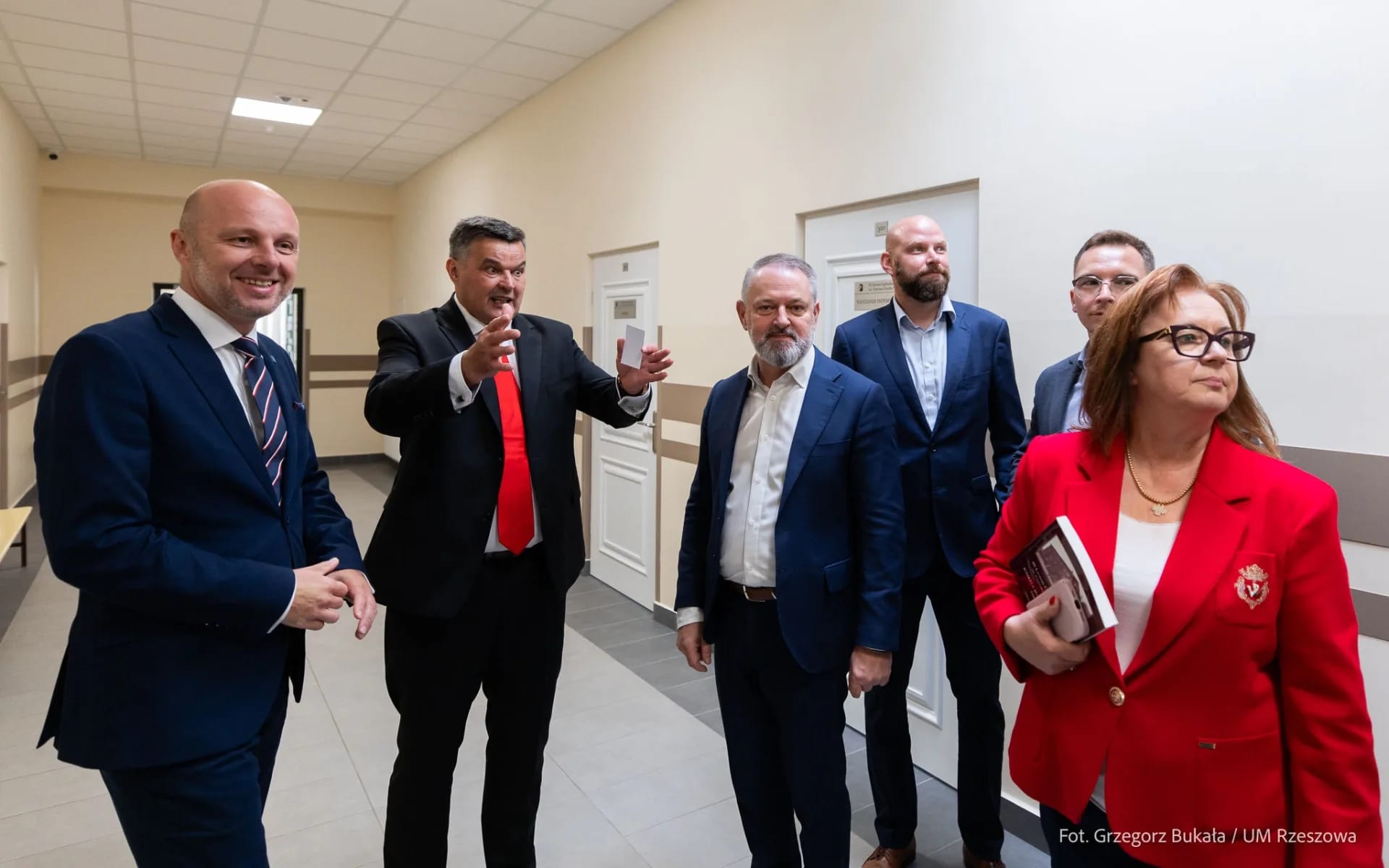 Prezydent Konrad Fijołek i inni rzeszowscy urzednicy na jubileuszu w III LO